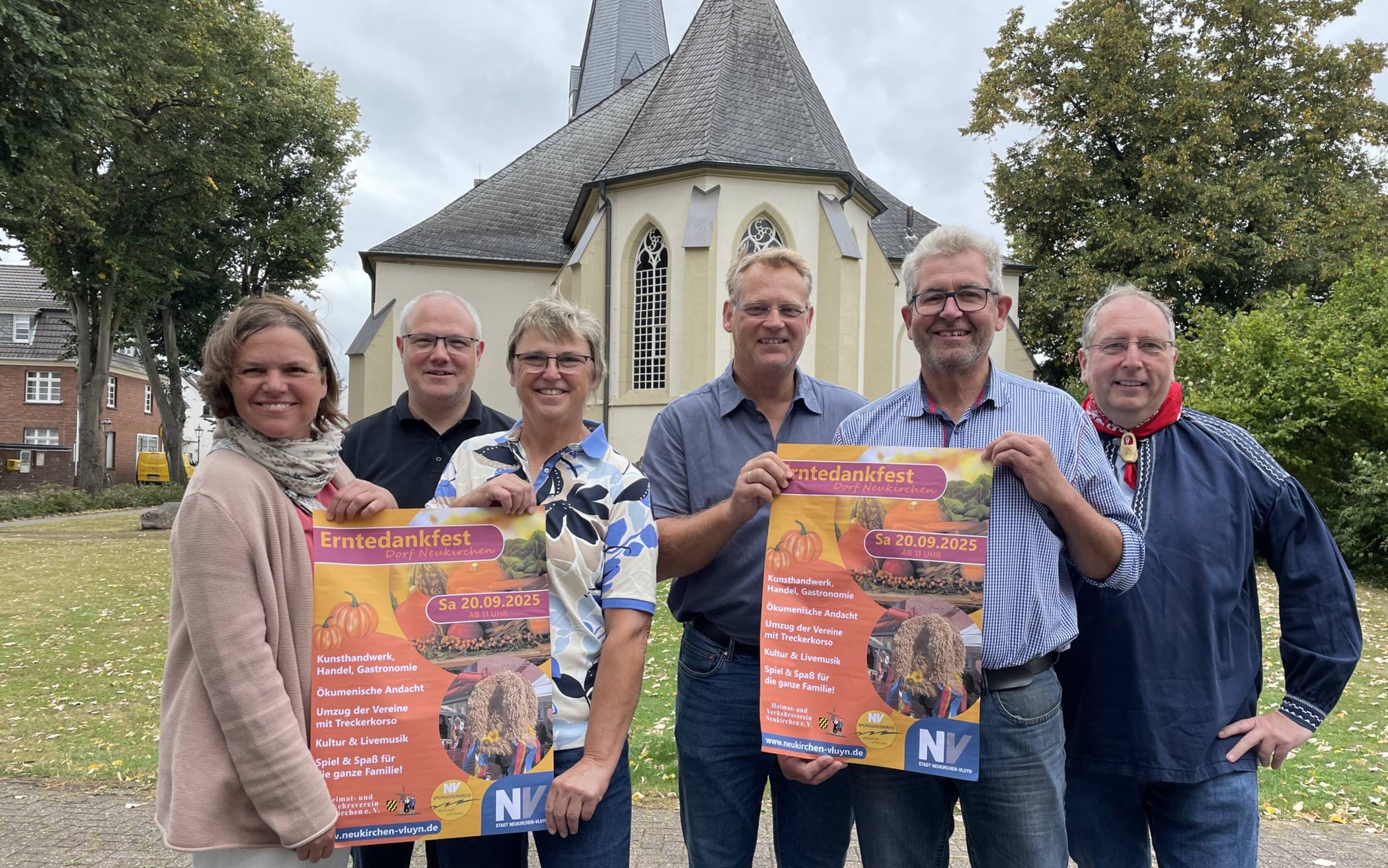 Freuen sich auf das Erntedankfest im Dorf (v.l.): Franka Leuchtenberg (Landfrauen), Thorsten Rogsch (Stadtmarketing), Beate Brodesser (Landfrauen), Pfarrer Frank Rusch, Diethelm Keesen (Ortsbauernschaft) und Thomas Stralka (Heimat- und Verkehrsverein Neukirchen). 