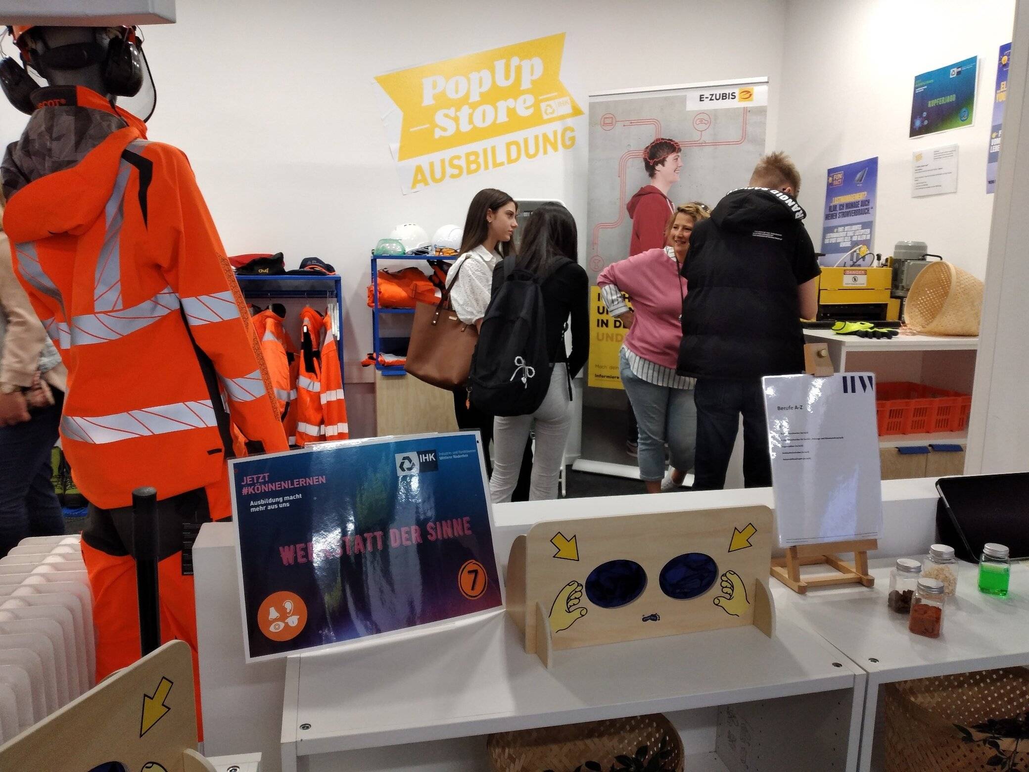 Ein buntes Ladenlokal wie eine Wunderwelt. Hier können die Jugendlichen an verschiedenen Mitmach-Stationen selber Hand anlegen.