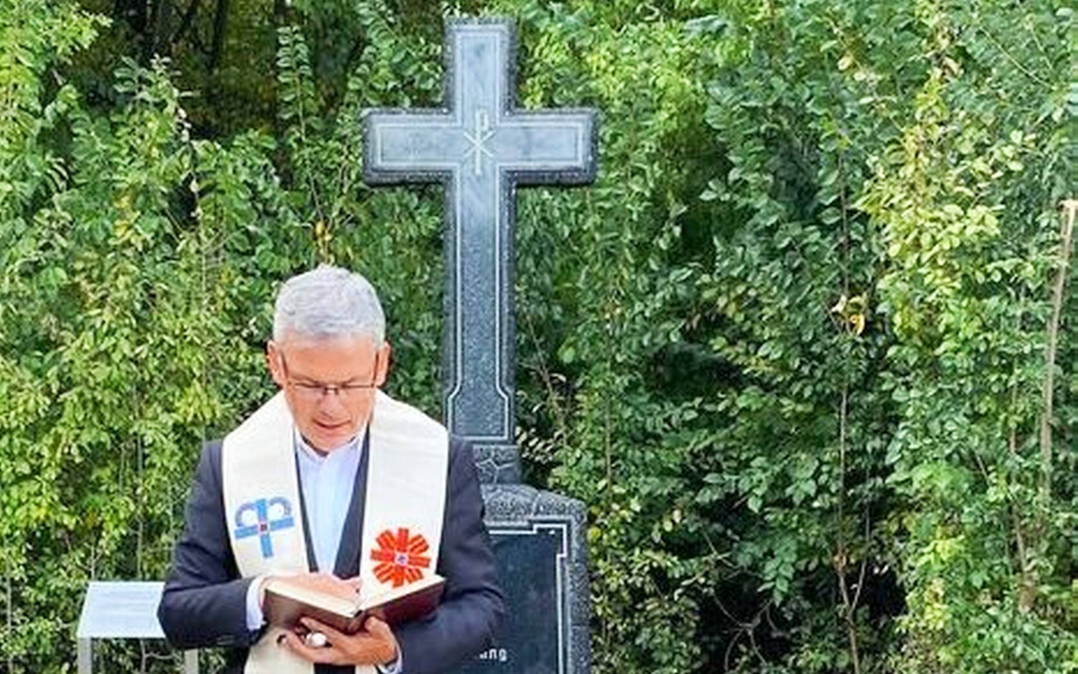  Pfarrer Norbert Viertel bei der Segnung des Kreuzes in Ilverich.   