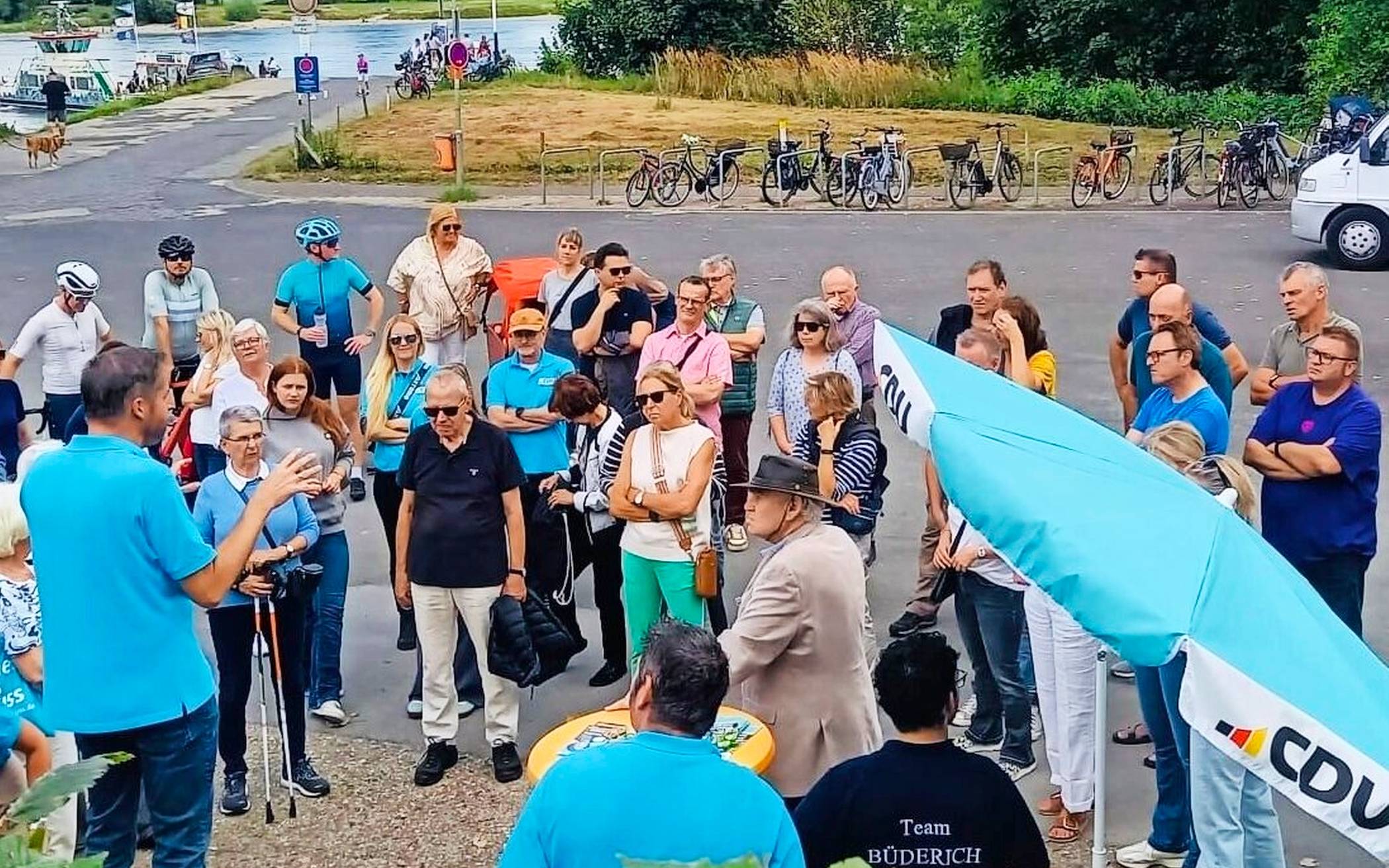 Austausch am Fähranleger.   