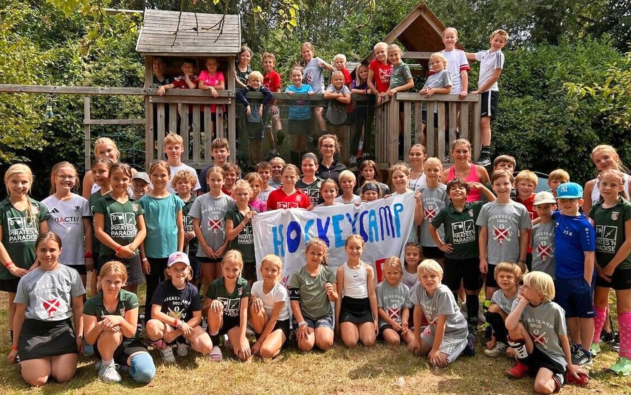 Die Campteilnehmer auf dem Spielplatz auf