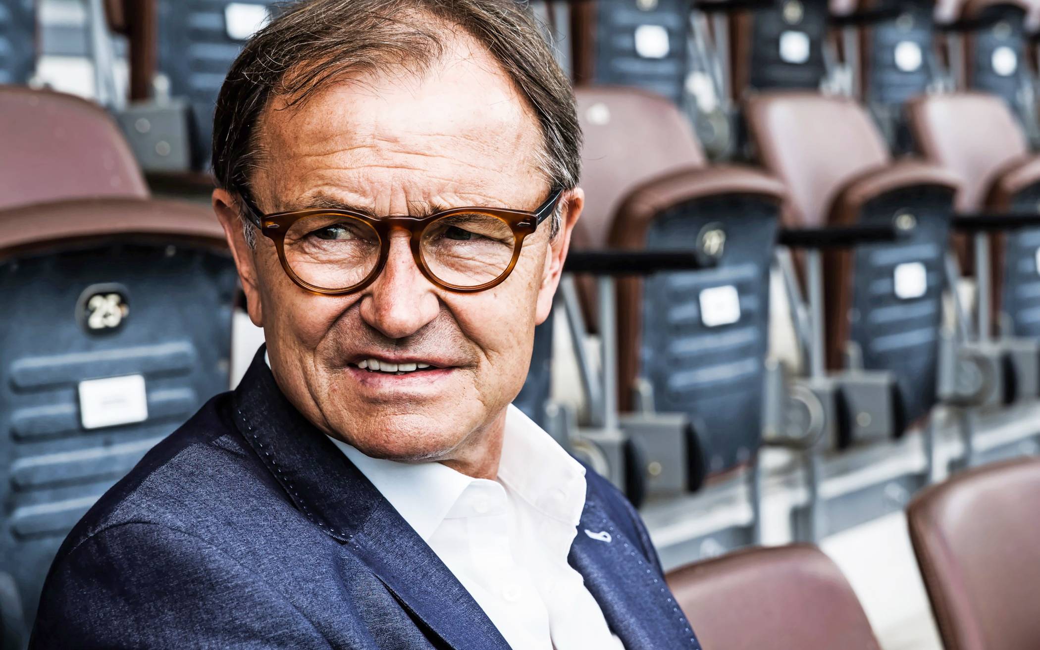 Ewald Lienen kommt am 12. Mai 2026 mit seinem Programm „Fußball und wie das Leben so spielt ...“ in die NEW Box.  