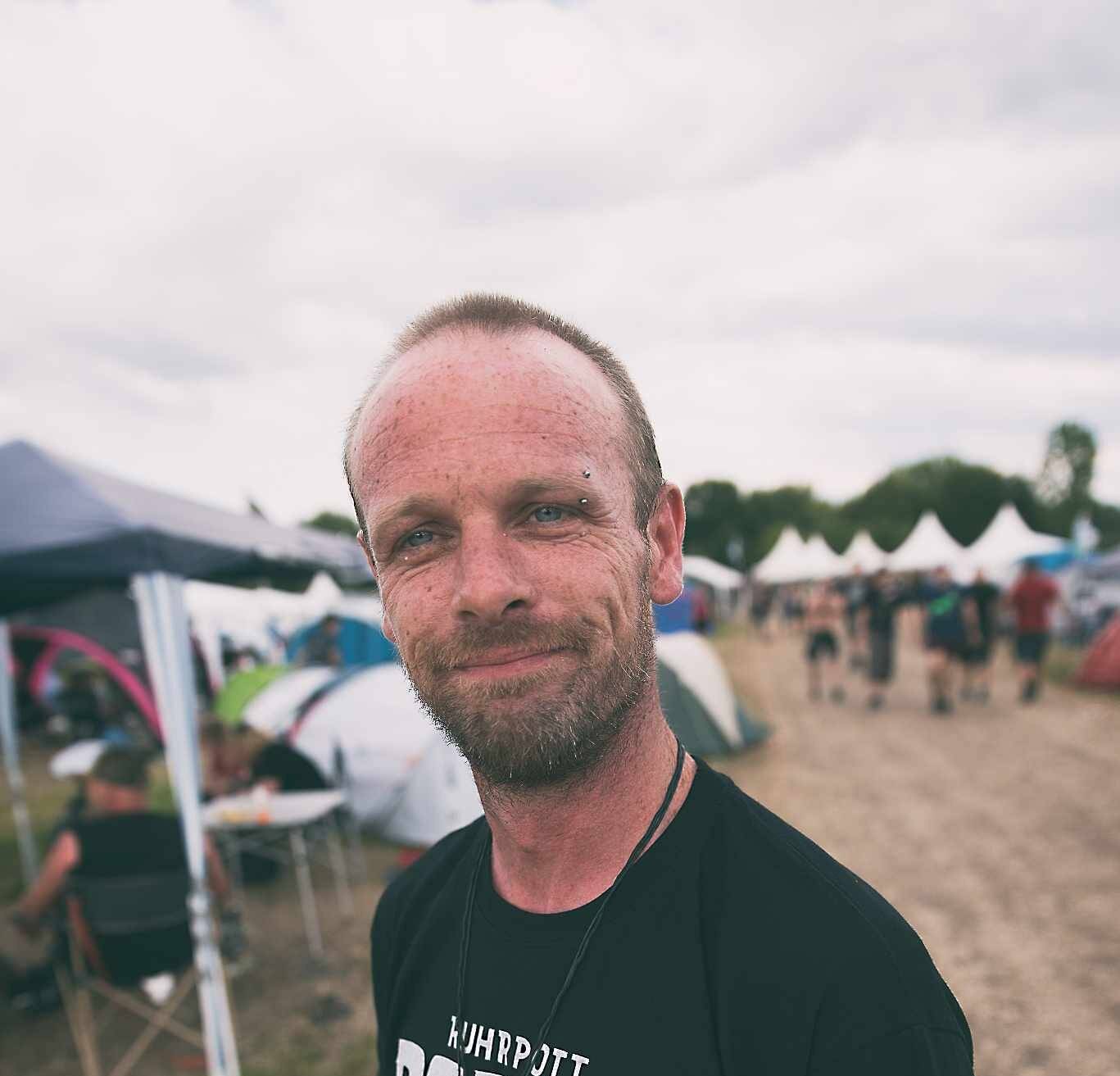  Wenn er nicht gerade gärtnert, sich für Politik interessiert, dann treibt es den Willicher Oliver Janssen gerne auf Festivals - sei es Wacken oder wie hier auf dem Foto das Ruhrpott Rodeo in Hünxe. 