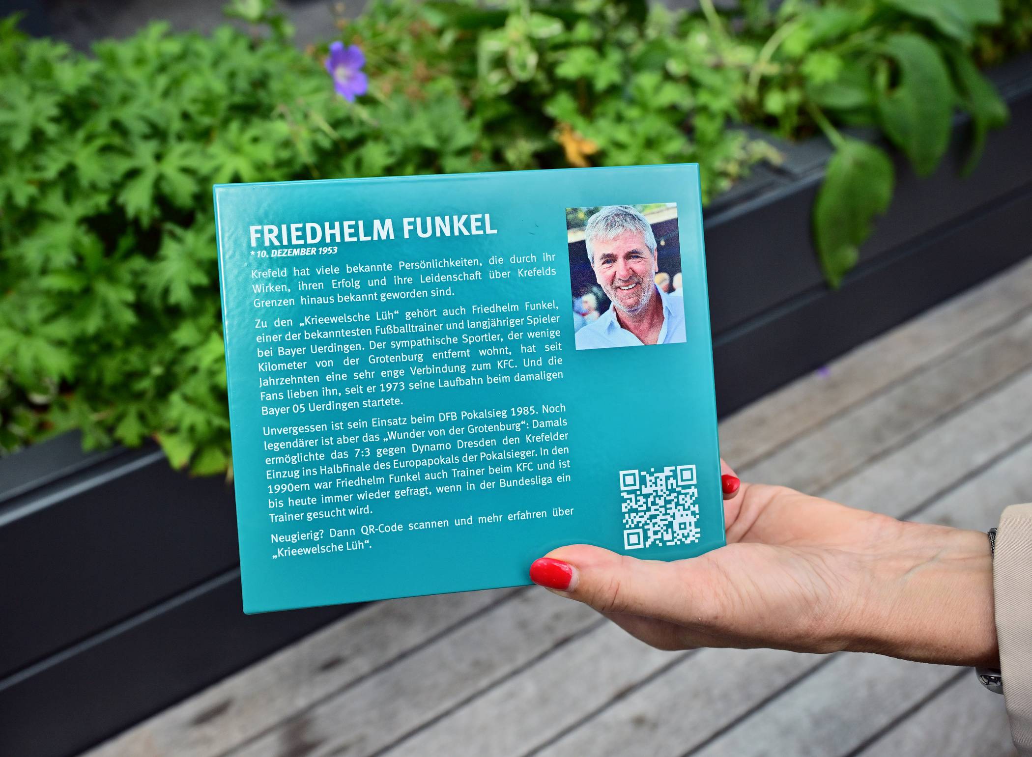  Gut lesbar: Hier als Beispiel die Plakette über Friedhelm Funkel. Sie wird an der Sitzbank angebracht. Foto: Stadt Krefeld, Bischof  