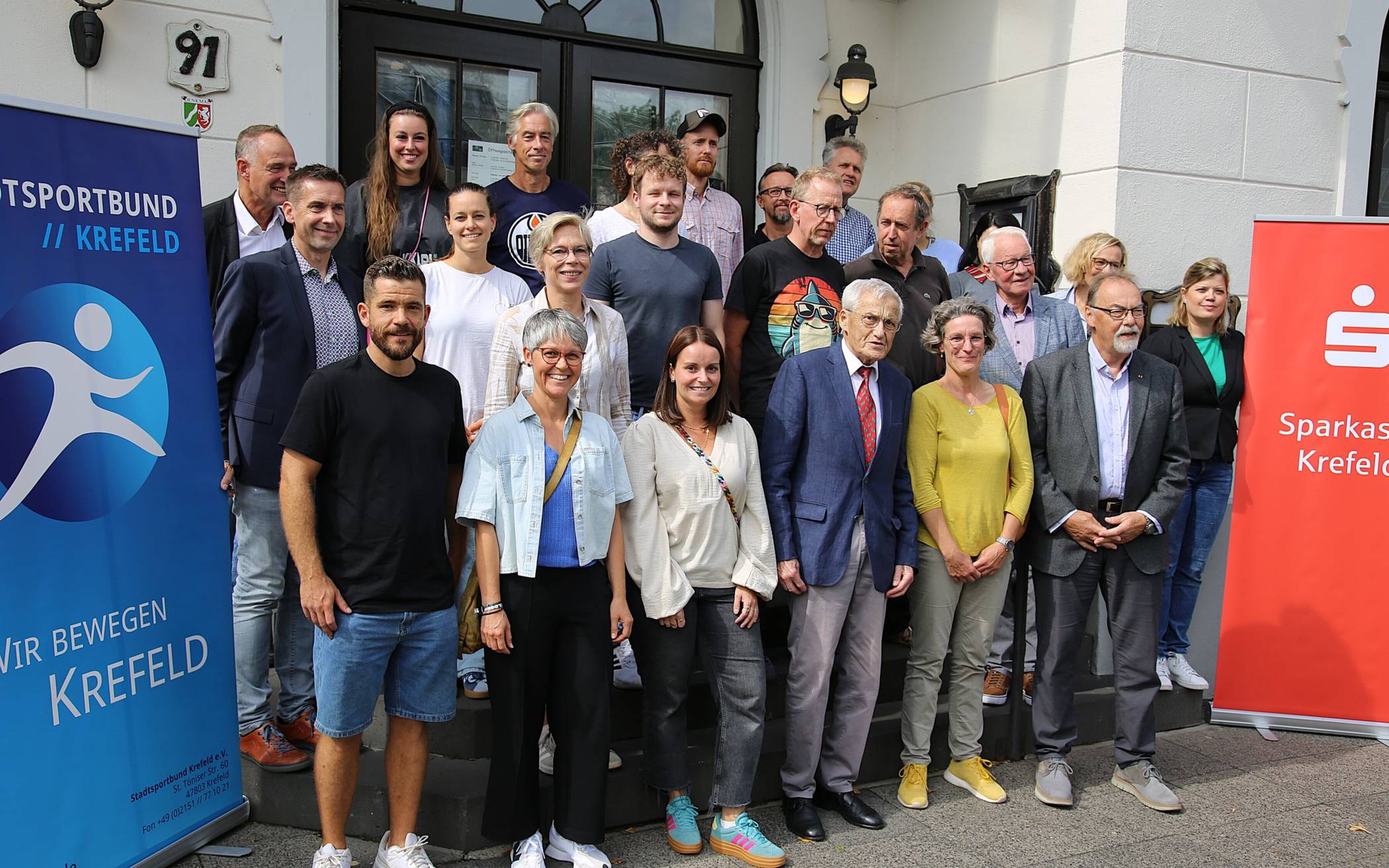 Gruppenbild mit Sportlern: Jochen Adrian (rechts