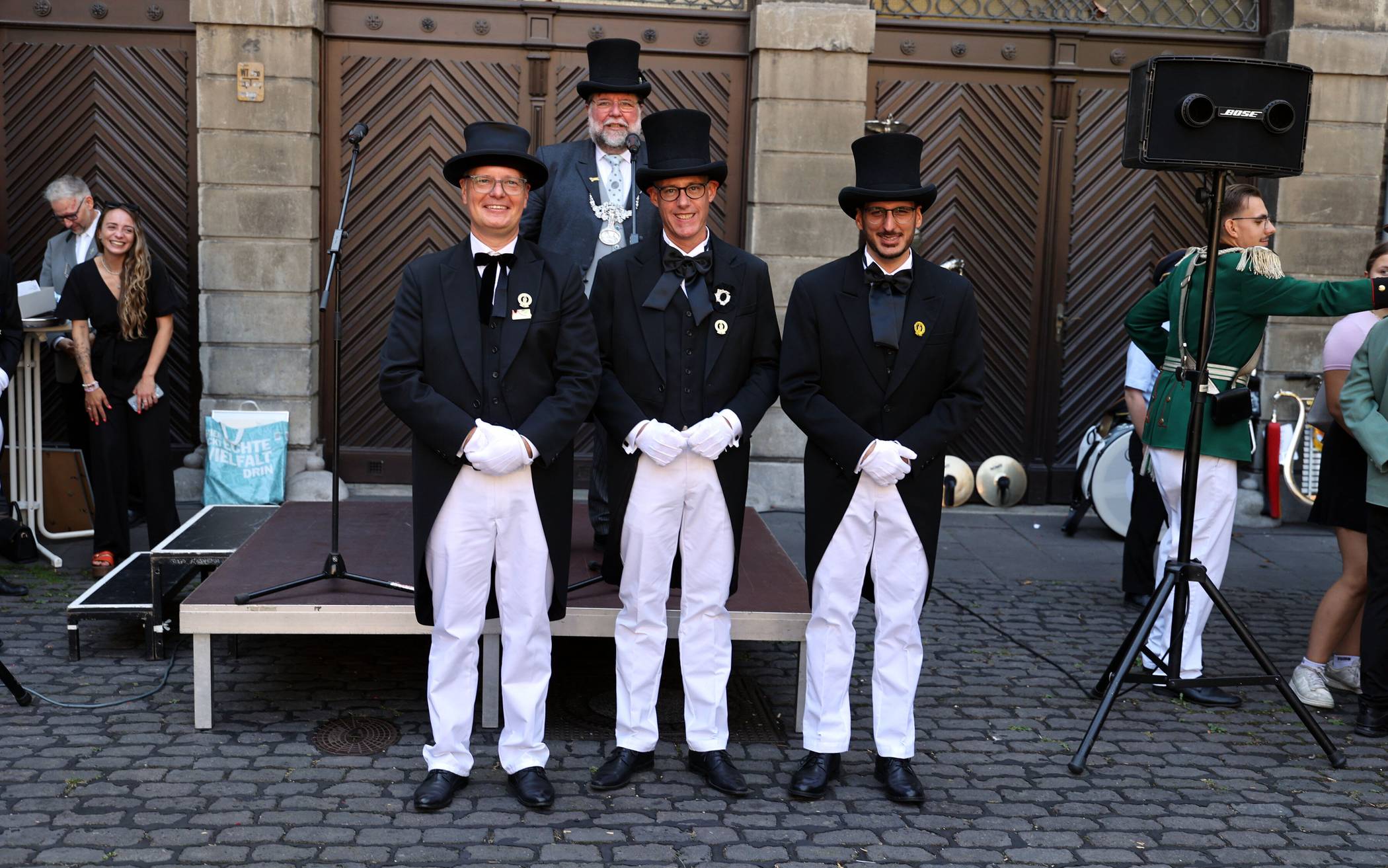 „Zack im Frack“ sind jetzt auch Boris Wolkowski (Grüne), Matthias Johnen (CDU) und...