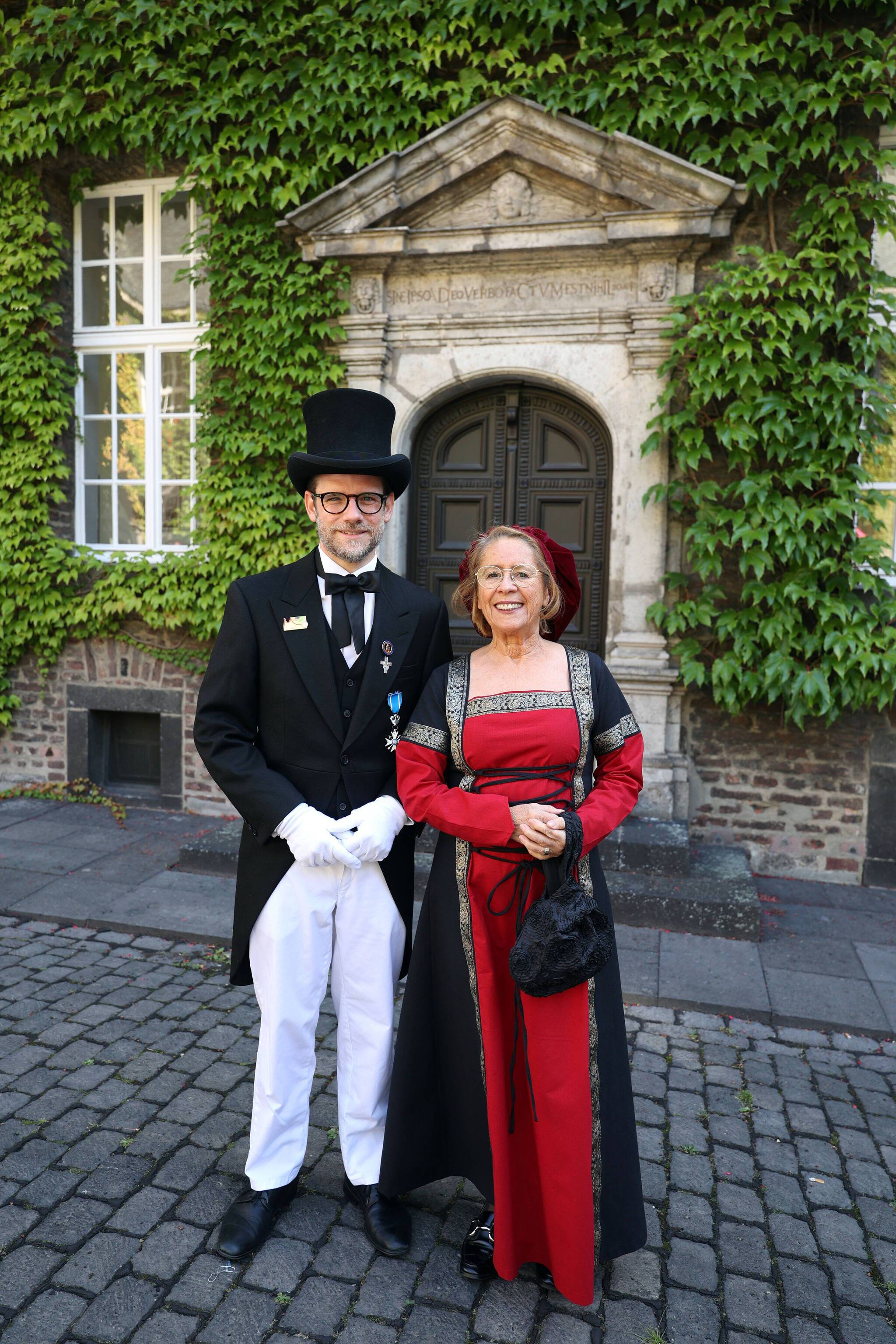 Oberbürgermeister Felix Heinrichs und Ehrenoberbürgermeisterin Monika Bartsch im...