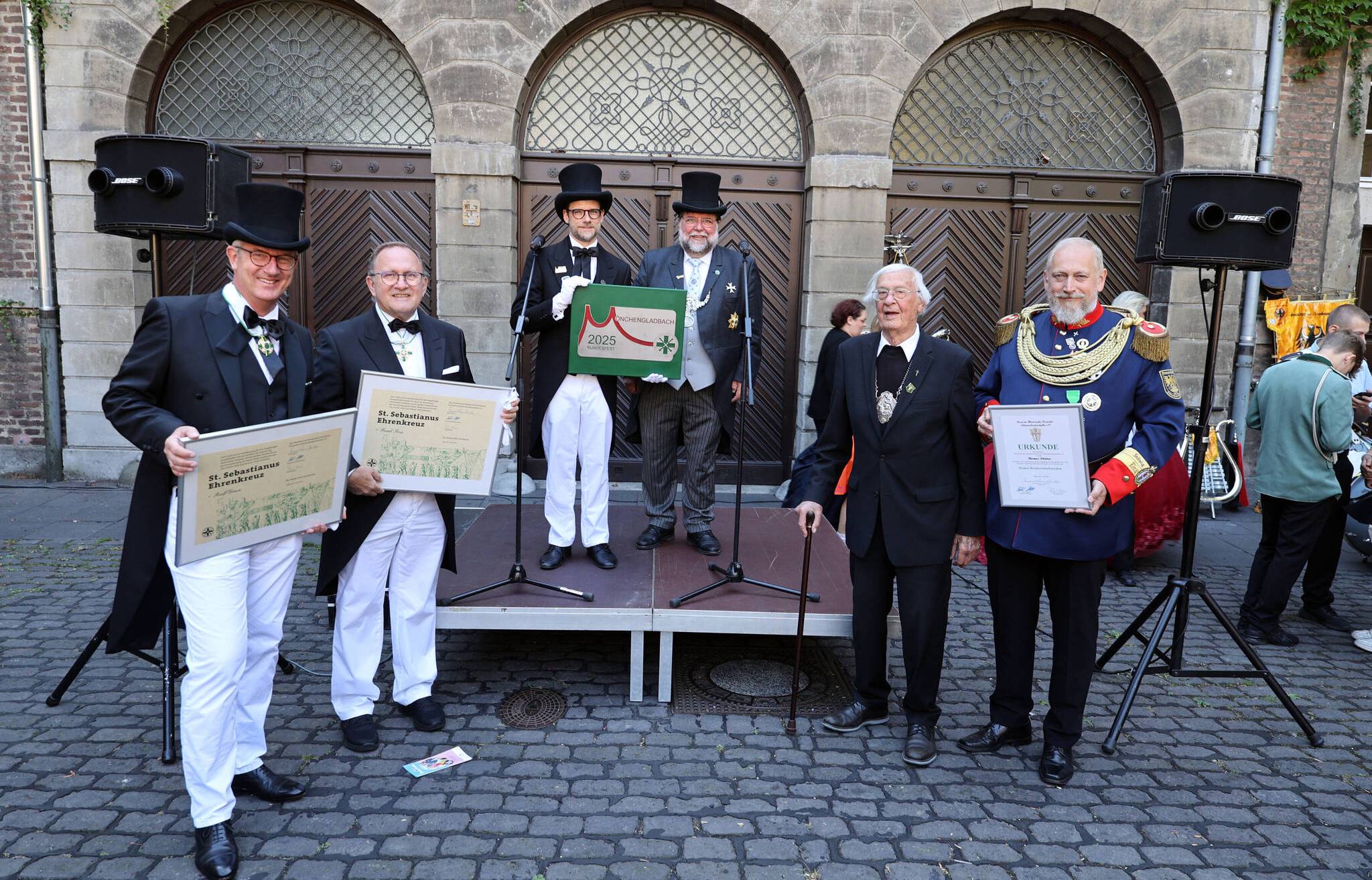Beim Empfang im Rathaus-Innenhof wurden Ralf Grewe (l.) und Frank Boss (2.v.l.) mit dem...