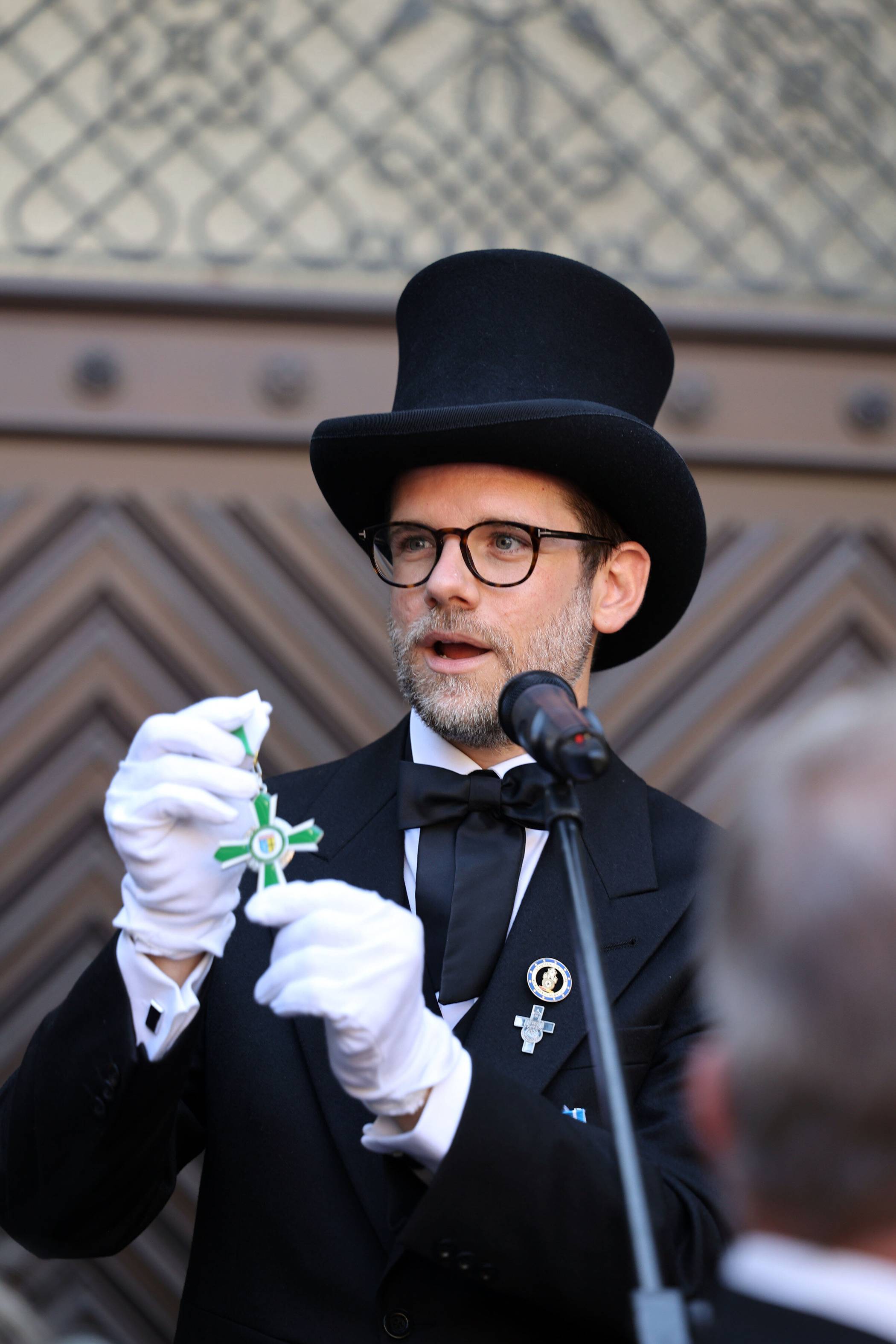 OB Felix Heinrichs präsentiert den Orden des Oberbürgermeisters für die Majestäten...