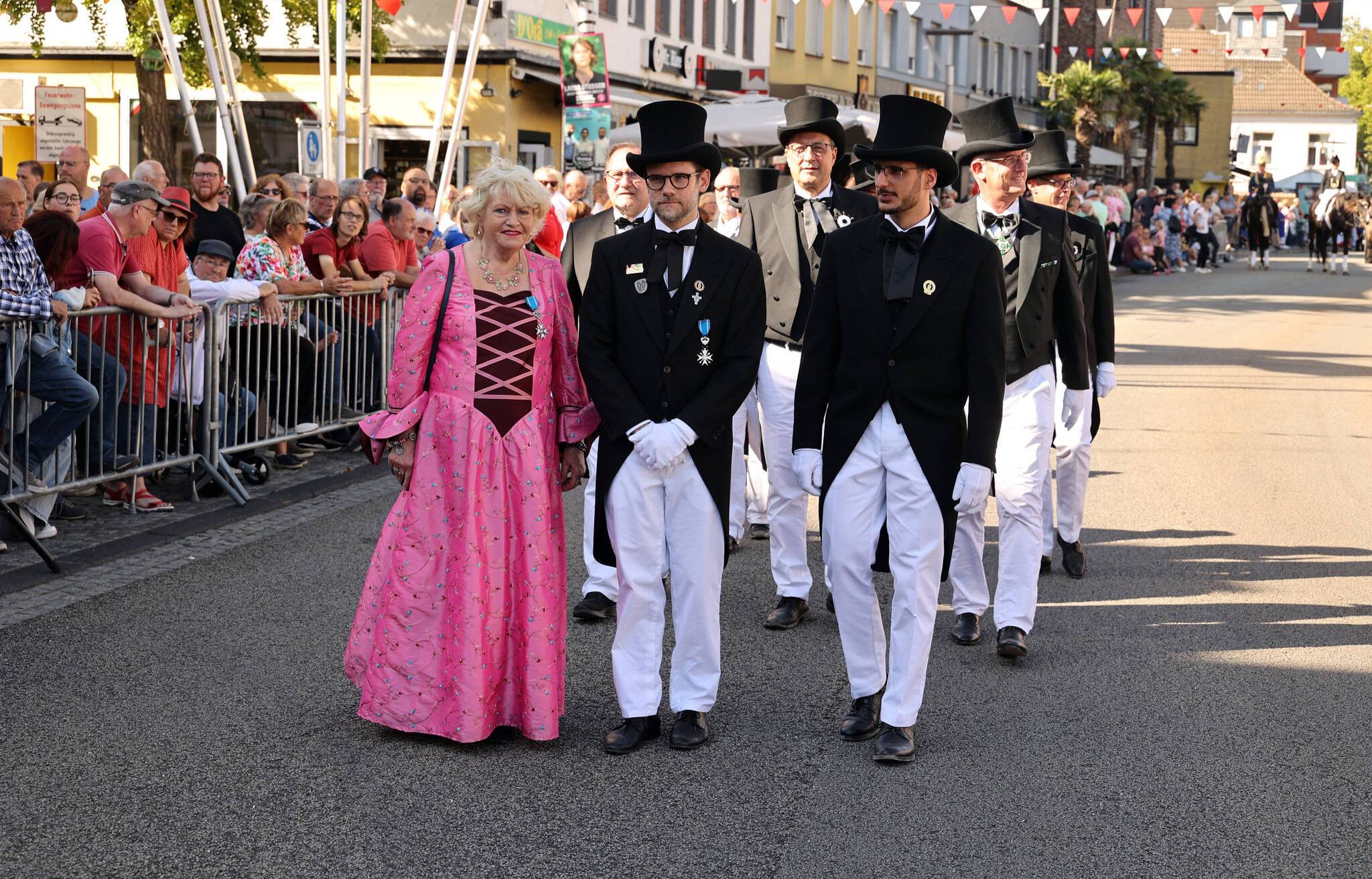 Links Manuela Luhnen...