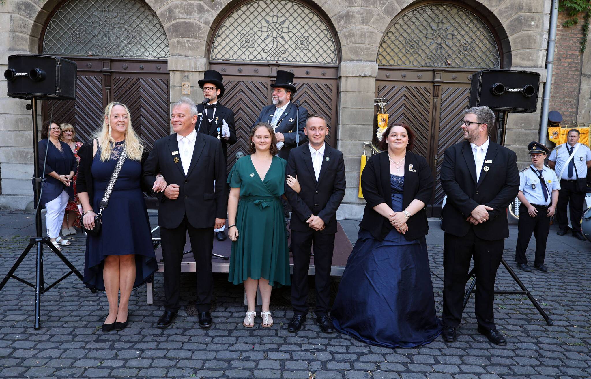 Der neue Bezirkskönig Rico Lehmann (St. Hubertus Wickrathhahn; mit Kira Teucke) mit...