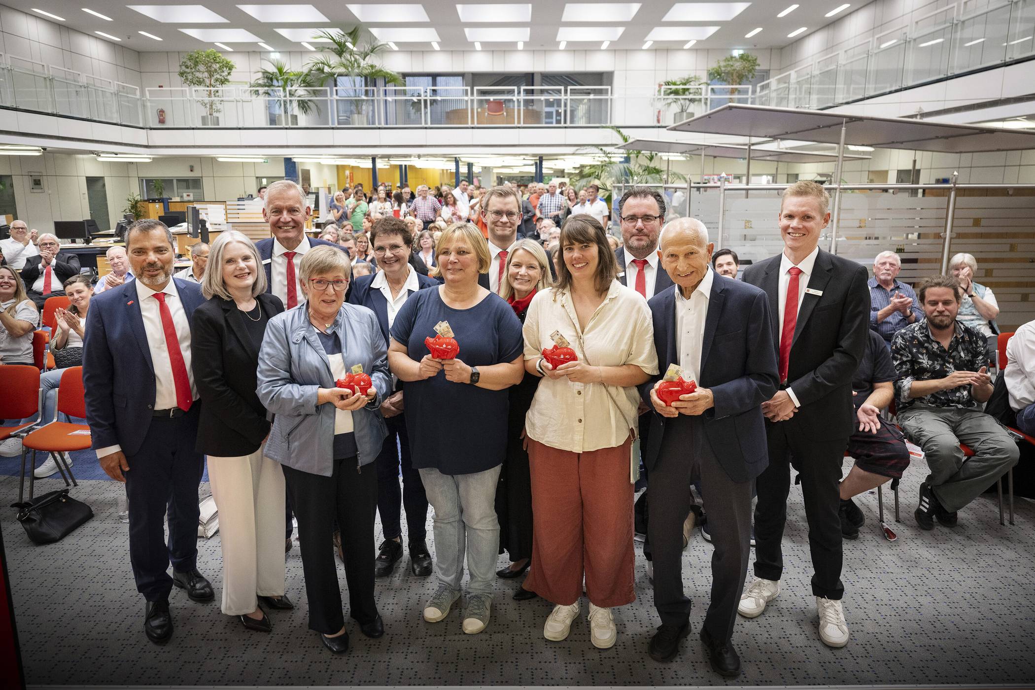 Beim Ehrenamtsforum an der Poststraße wurden unter den mehr als 200 Vereinsvertretern vier Extra-Spenden à 250 Euro verlost. Über den Gewinn freuten sich die Pfarrcaritas St. Quirinus, der Museumsverein Neukirchen-Vluyn, die KjG St. Quirinus und der Fußballverein SuS Rayen 1945. Es gratulierten herzlich die stellvertretende Bürgermeisterin Claudia Wilke (5.v.l.), sowie von links: Giovanni Malaponti, Claudia van Dyck und Bernd Zibell und die Leiter der örtlichen Sparkassen-Geschäftsstellen Katrin Steffans, Christopher Großheim, Benjamin Waldmann und Björn Bremeyer.