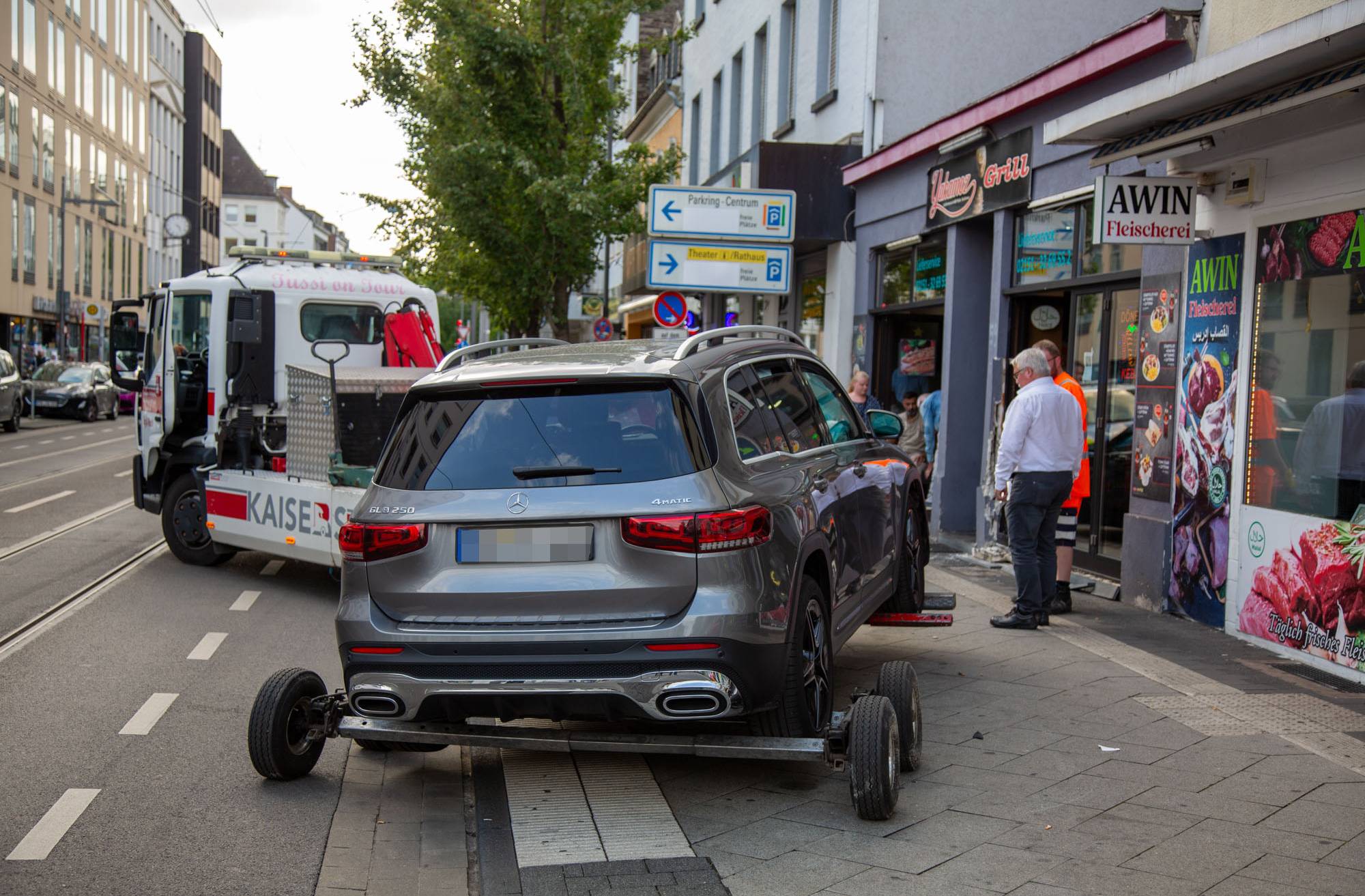 Pkw fährt gegen Ladenfassade