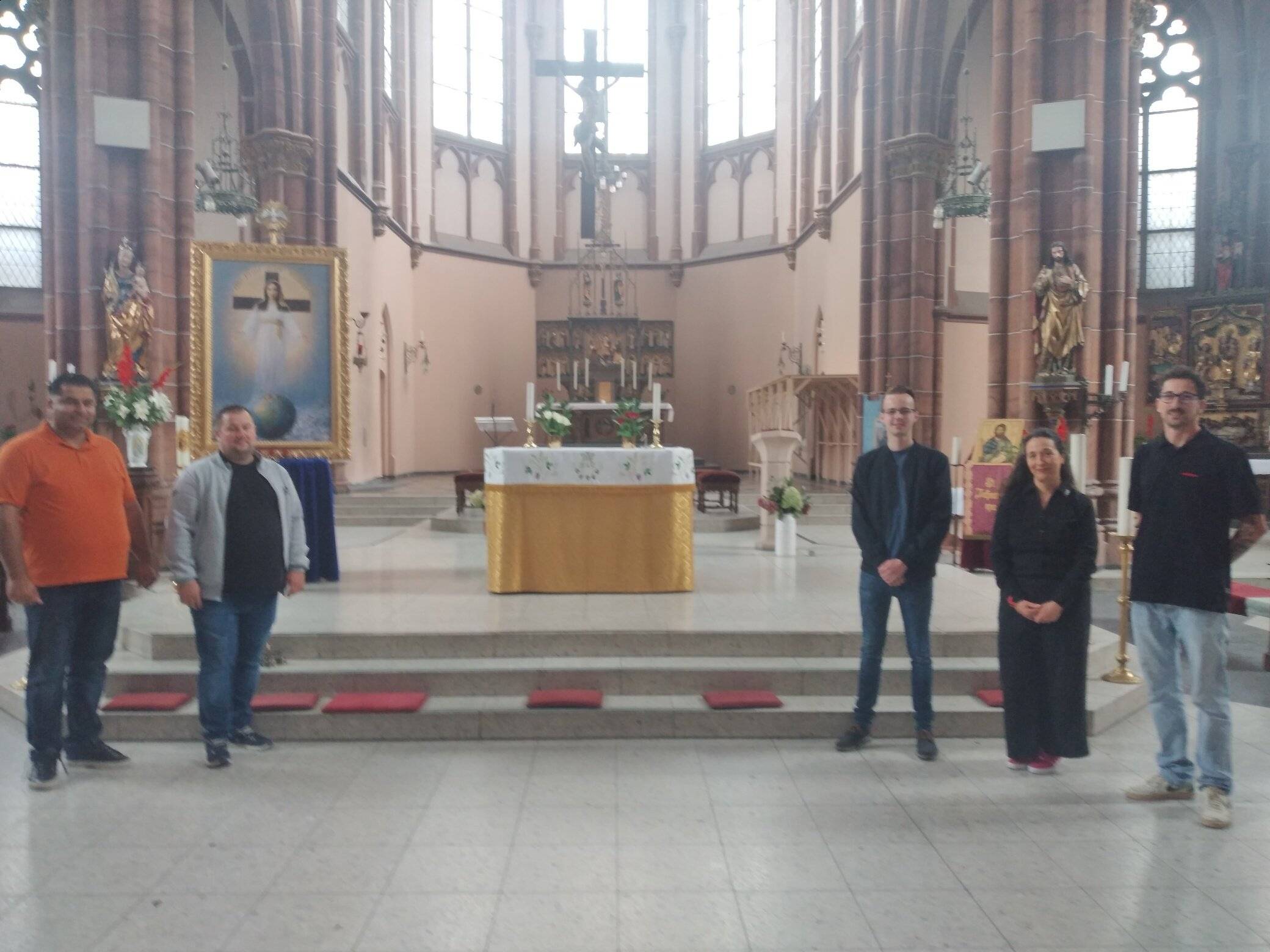  Nach getaner Arbeit: Gemeindevorstand Jan Lange (3.v.r.) dankt den Vertretern die Firmen für ihr großherziges Engagement. (v.l.) Slobodan Eremovie von der APS Gebäudereinigung, Denis Pilgram und Emily Miller von der Kont Bauunternehmung sowie Patrick Böttcher von der Mateco GmbH. 