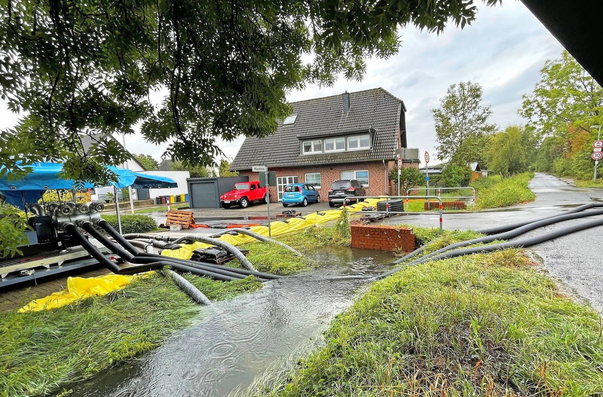  Einsatz am Grenzweg. Am Dienstag drohte die Niers überzulaufen. Die Anwohner wurden vorsorglich evakuiert.   
