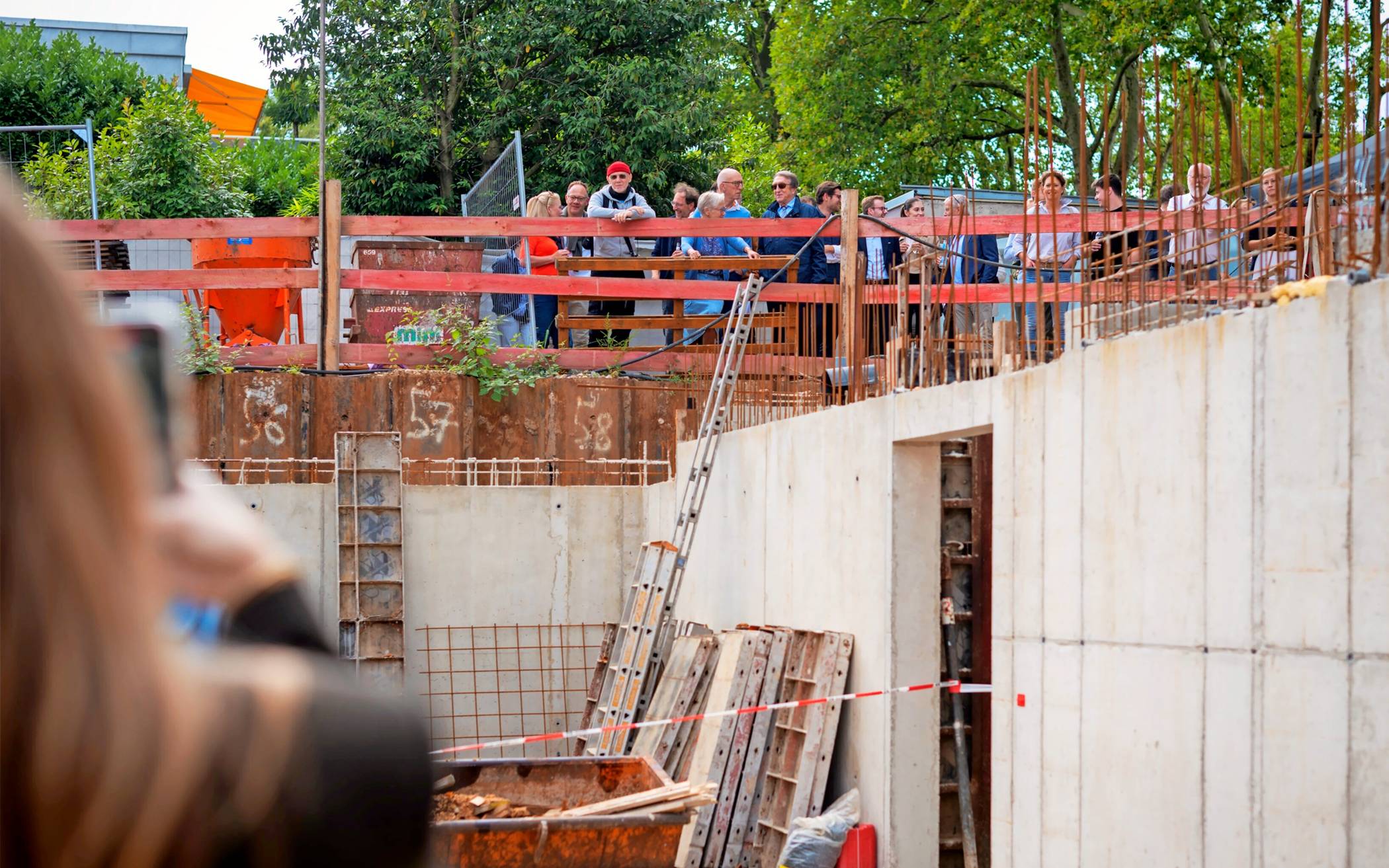  Der Bau nimmt bereits Formen an: Zahlreiche Gäste verfolgten die Grundsteinlegung für das Bauprojekt.   