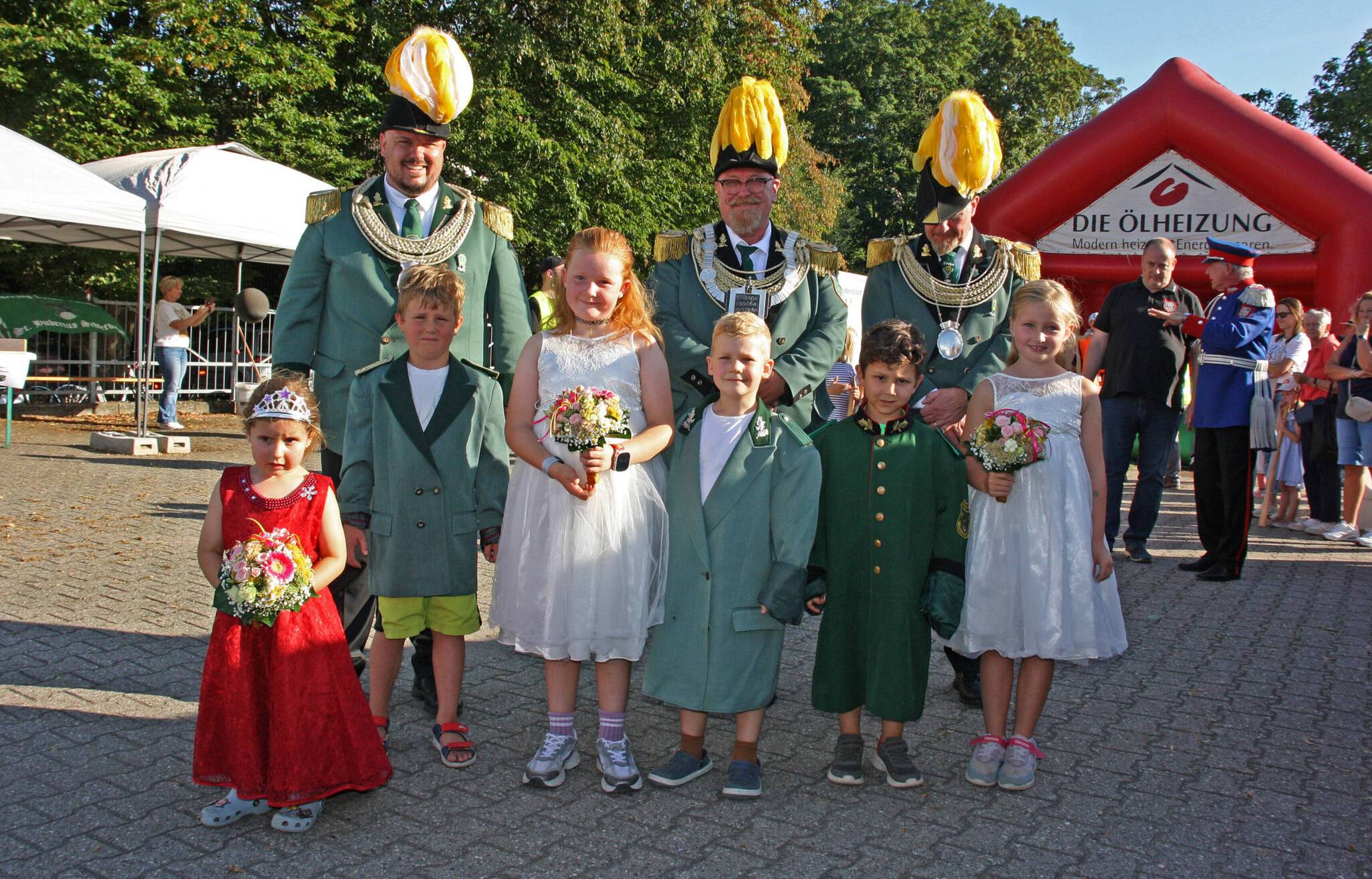  Das Kinderkönigshaus von links nach rechts: Kinderschützenkönigin Mariella Brings, Kinderschützenkönig Anton Ruskowski, daneben die Minister/-innen Mila und Bruno Brings sowie Enrique Schinkels-Palacio und Isabella Gens. (Bild: St. Sebastianus Bruderschaft Schiefbahn / Nadia Joppen)  