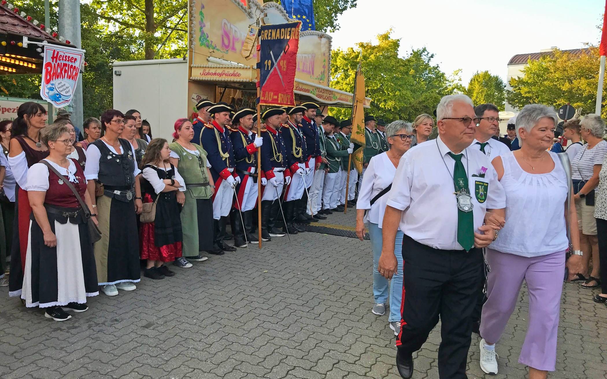  Die Schützen stehen parat, um ihr Königspaar Jürgen I. und Uschi Gaumer zu feiern. 