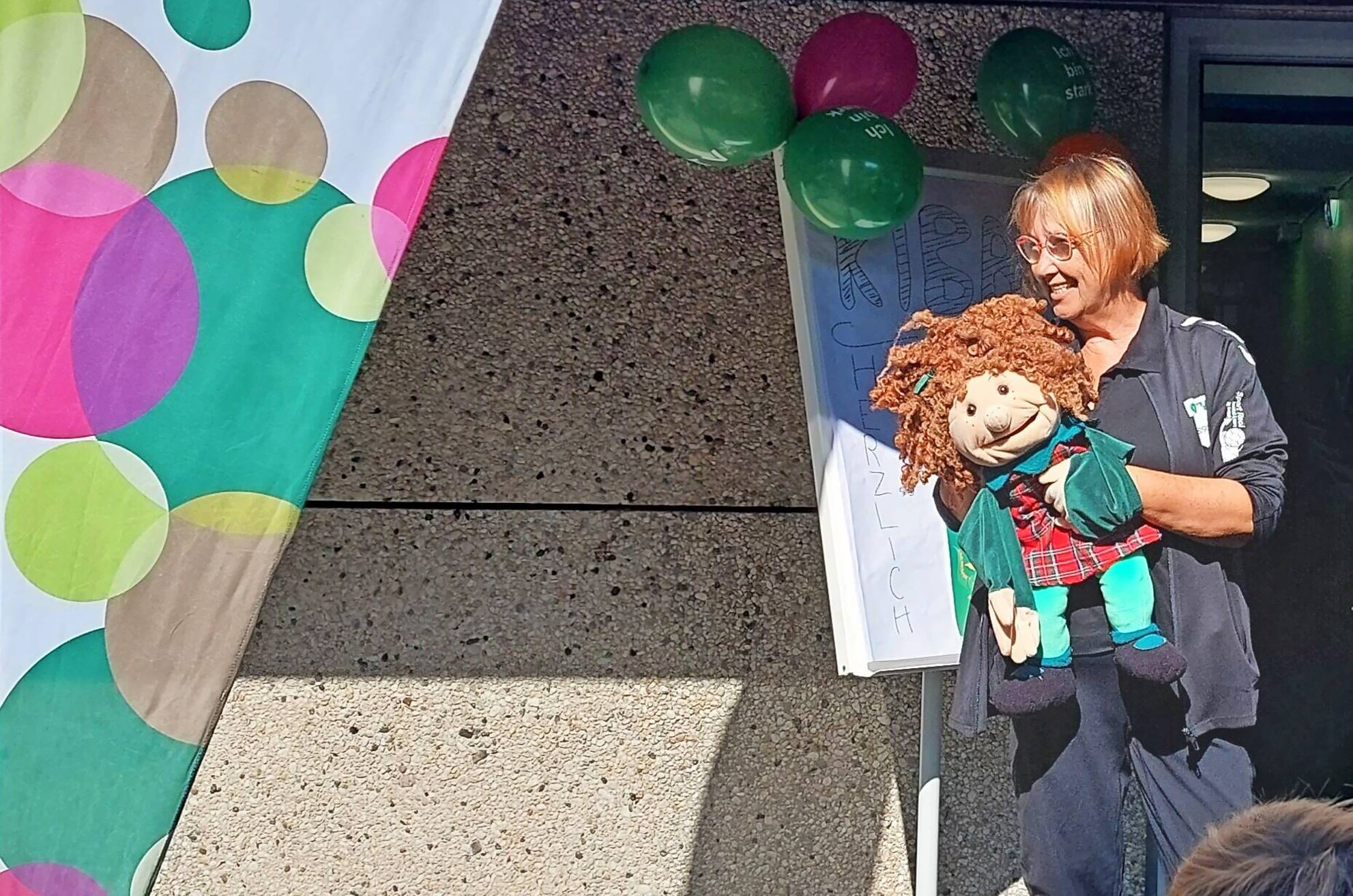Vor der Halle wurden die Kinder mit einem Bewegungslied begrüßt. 