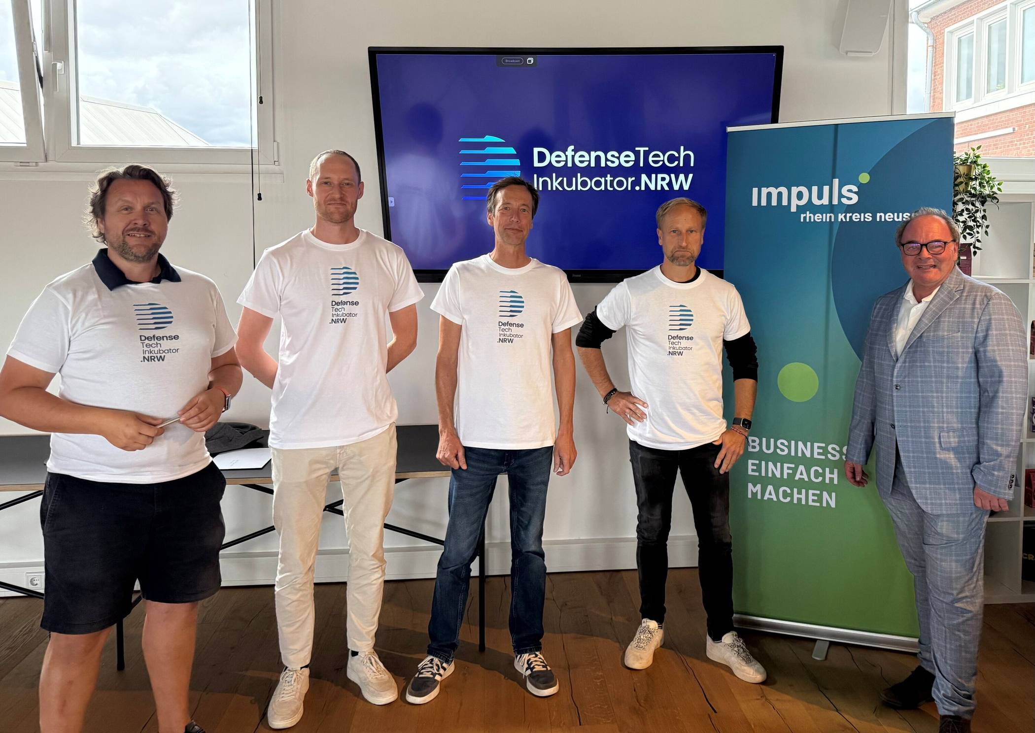  „DefenseTech Meet-up NRW“ (v.l.): die Initiatoren Vidar Andersen, Patrick Kammann, Dr. Klemens Gaida und Stefan Meyer-Spickenagel mit Kreiswirtschaftsförderer Robert Abts. 