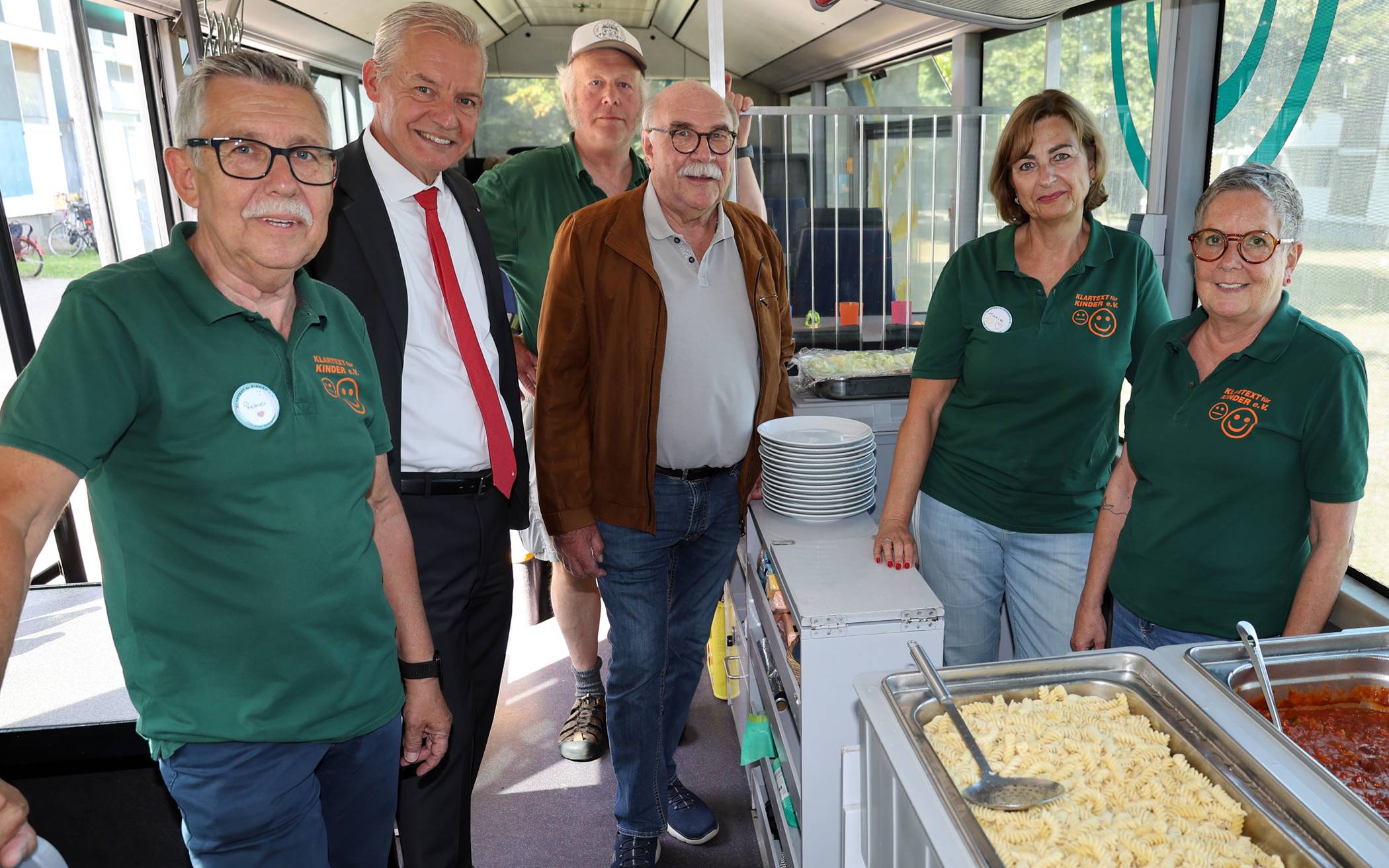 Bereit für den Ansturm (von rechts): Barbara Arndt und Karin Janßen. Der stellvertretende Bürgermeister Günter Zeller und Sparkassenvorstand Bernd Zibell durften, ehe es losging, einen Blick in die Wärmebehälter werfen. In der Mitte: der ehrenamtliche Busfahrer Rolf Angelar und ganz links der 2. Vorsitzende des Vereins Klartext für Kinder, Reiner Sonntag.