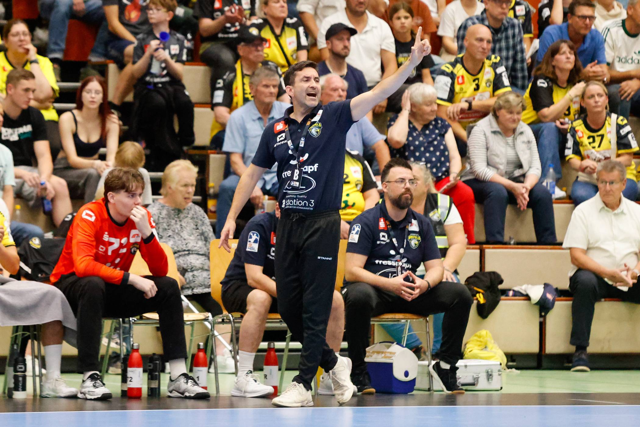  Trainer Mark Schmetz: „Wir können mit unserer Leistung sehr zufrieden sein. Wenn man auswärts 36 Tore erzielt, muss man eigentlich einen Punkt mitnehmen, der auch verdient gewesen wäre. Wir haben vorne unsere Lösungen gefunden und Tore erzielt. Ich habe meiner Mannschaft gesagt, dass sie die Kabine nicht mit hängenden Köpfen verlassen muss.” 