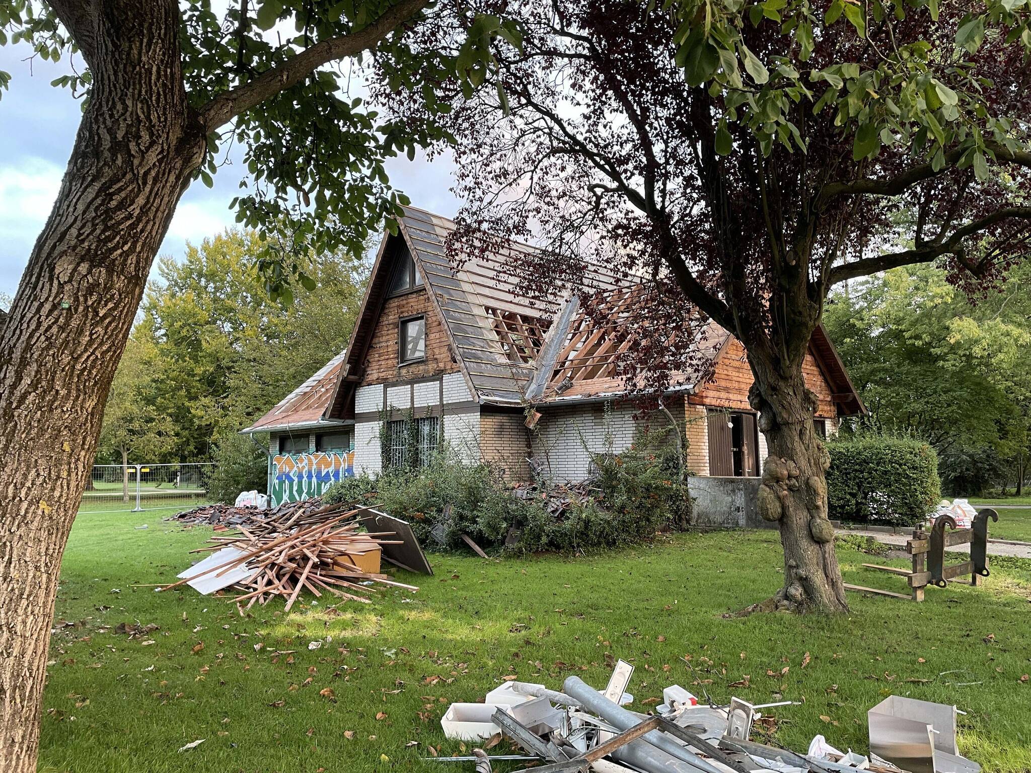  Die Abrissarbeiten am alten Streichelzoo haben begonnen. 