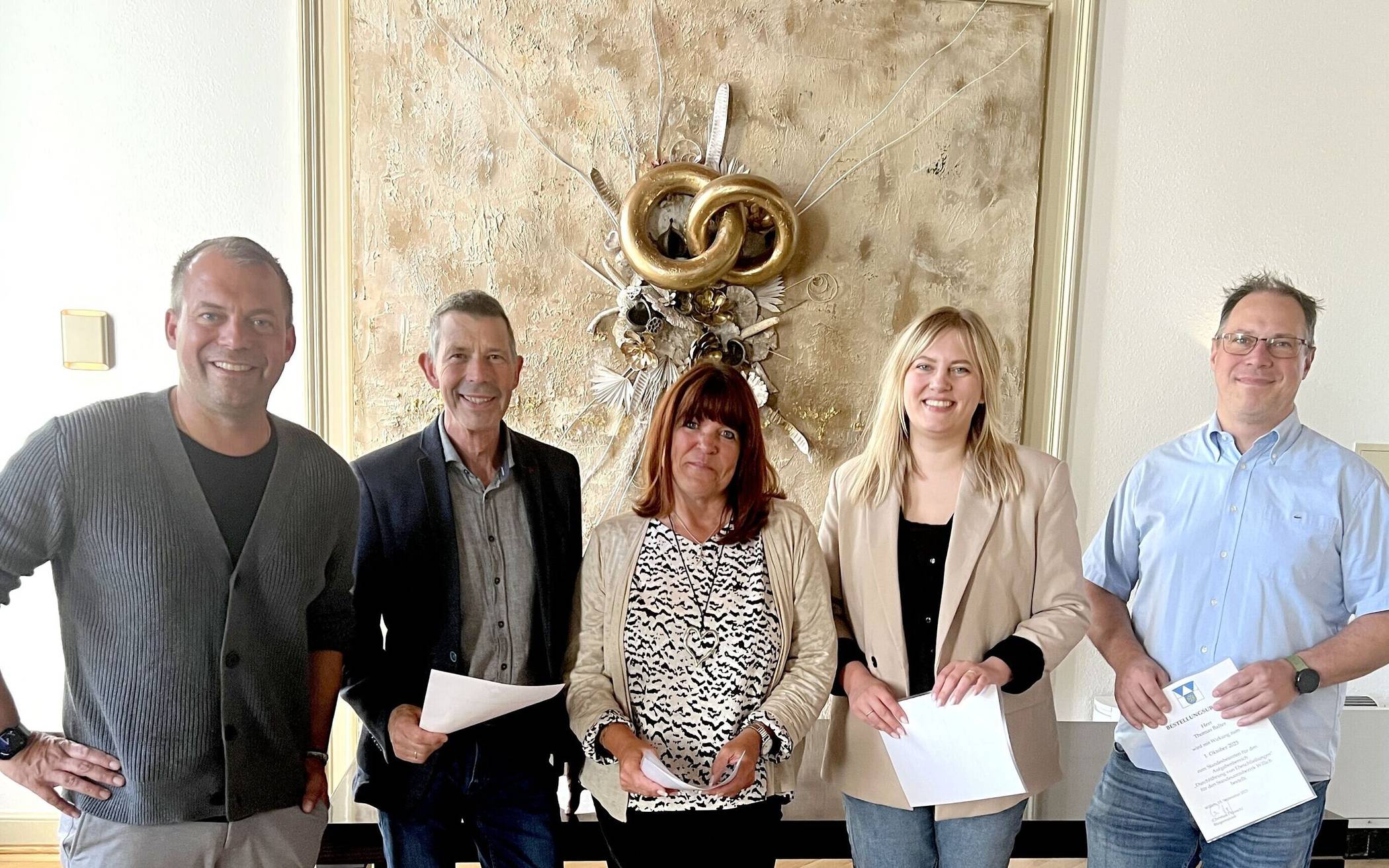  Bürgermeister Christian Pakusch (links) konnte jetzt die neuen Standesbeamten und Standesbeamtinnen im Schloss Neersen begrüßen. Foto: Stadt Willich 