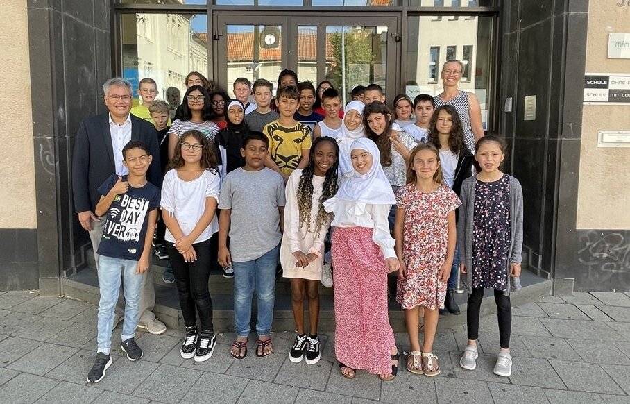 Schüler und Lehrer freuen sich auf viele junge Besucher während der ‚Erlebnistage‘ am Hugo-Junkers-Gymnasium. 