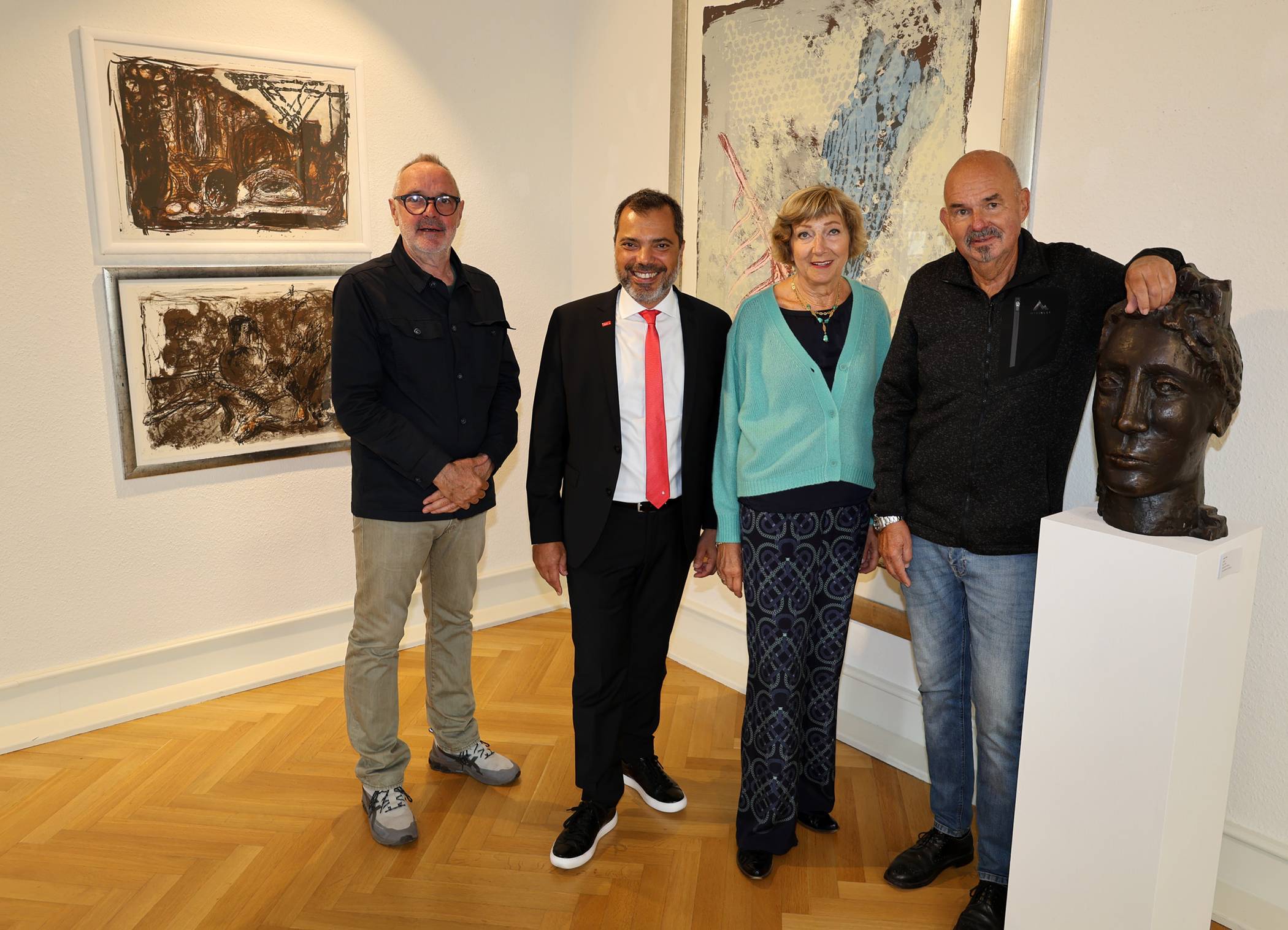 Laden zu einer besonderen Ausstellung in der Reihe „Moers Kunst“ ins Peschkenhaus ein (v.l.n.r.): Helmut Berns, Giovanni Malaponti (Sparkasse), Dr. Beatrix Langenbeck-Schwich (Kunstverein Peschkenhaus) und der Galerist und Kunstsammler Thomas Kreuzer.