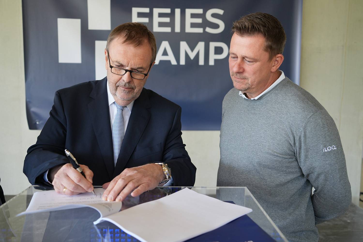 Joachim Feies, Inhaber der FEIES-GRUPPE, und Sascha Hilgers, Geschäftsführer Deutschland von iLOQ, unterschreiben den ersten Mietvertrag.