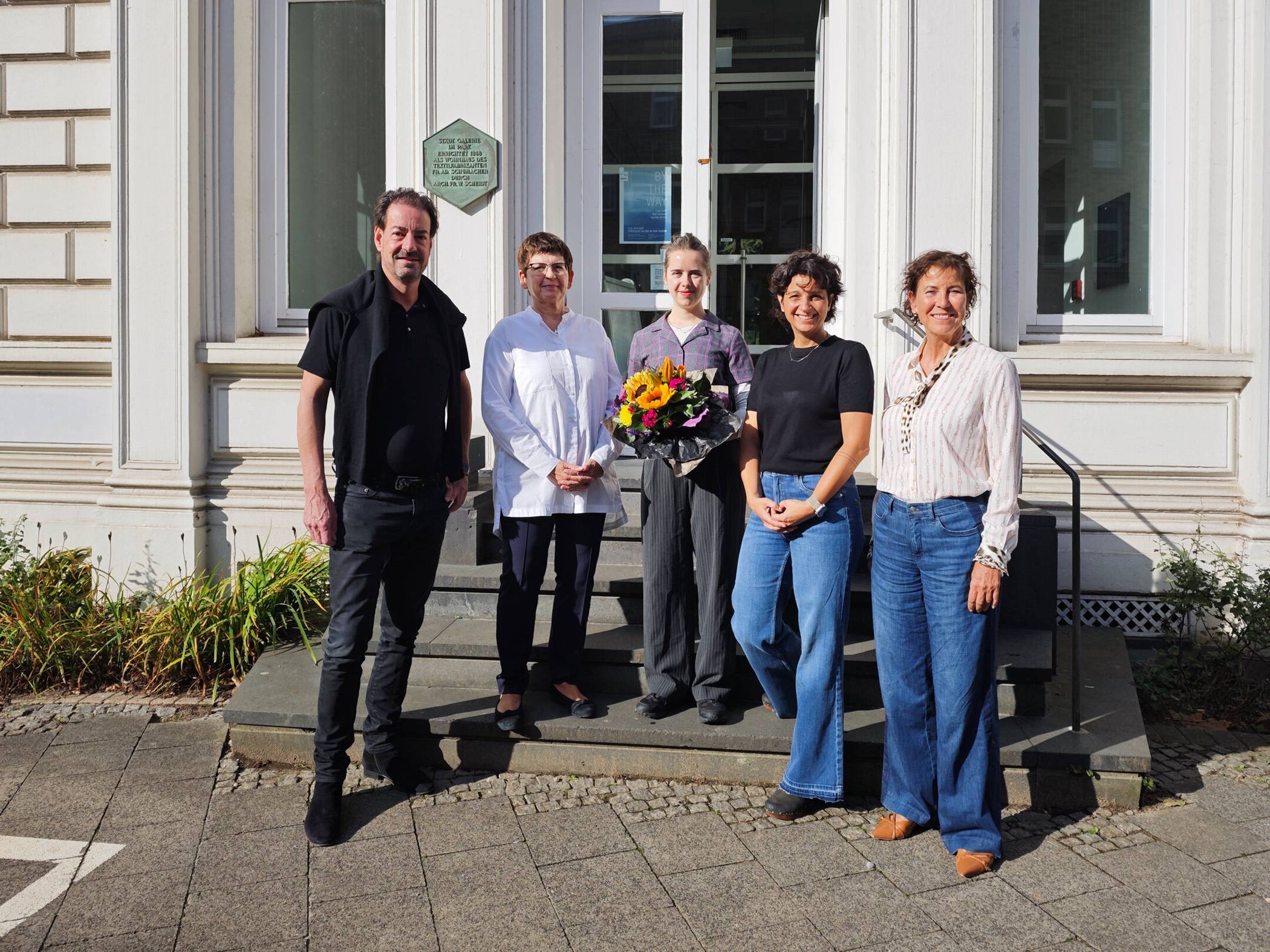 Fedele Maura Friede (Mitte) wurde von Florian Peters-Messer (Stiftung), Jutta Pitzen (städtische Galerie), Nicola Nilles (Kulturabteilung) und Bürgermeisterin Sabine Anemüller begrüßt.