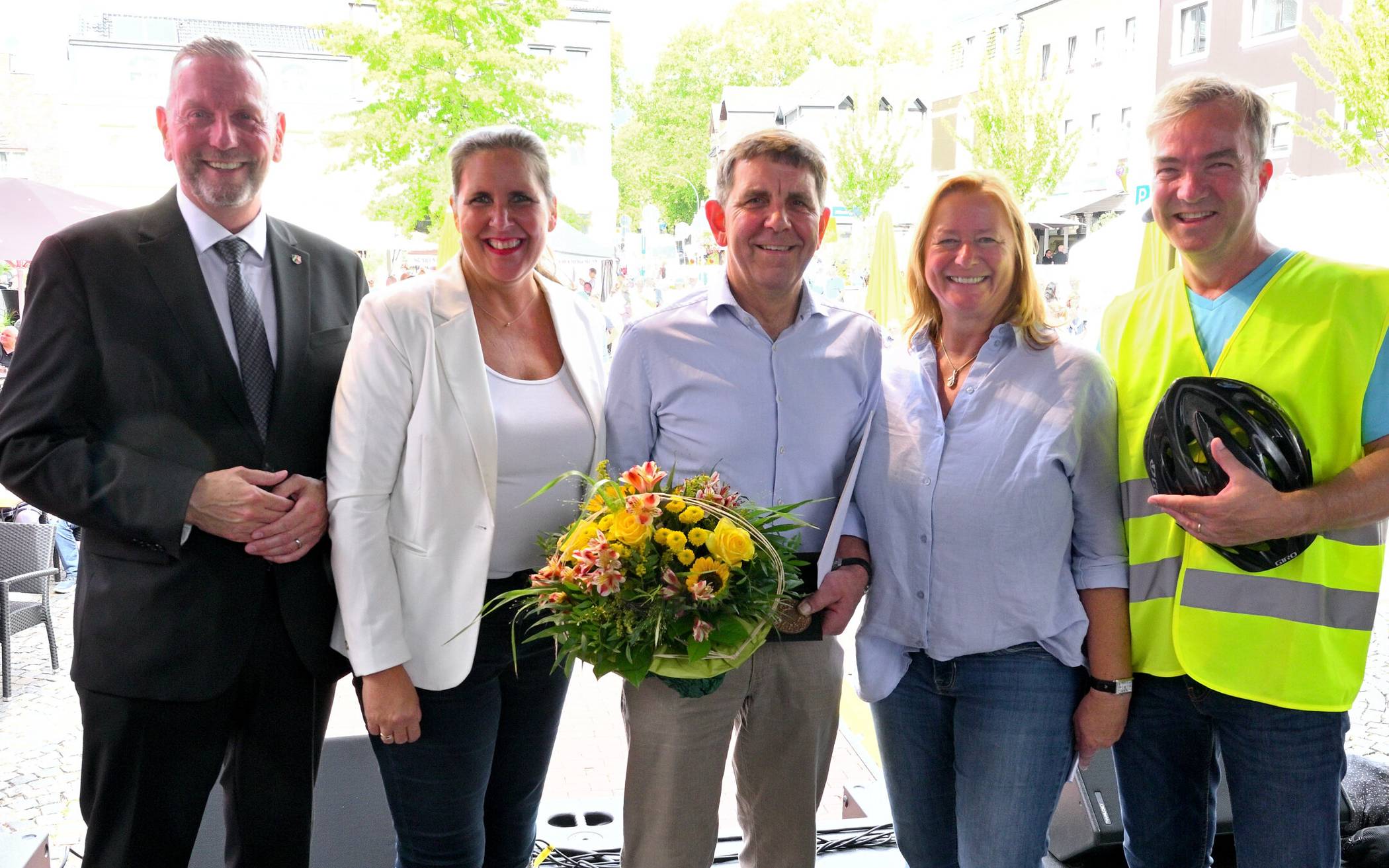 Der Geehrte (Mitte) nach der Übergabe