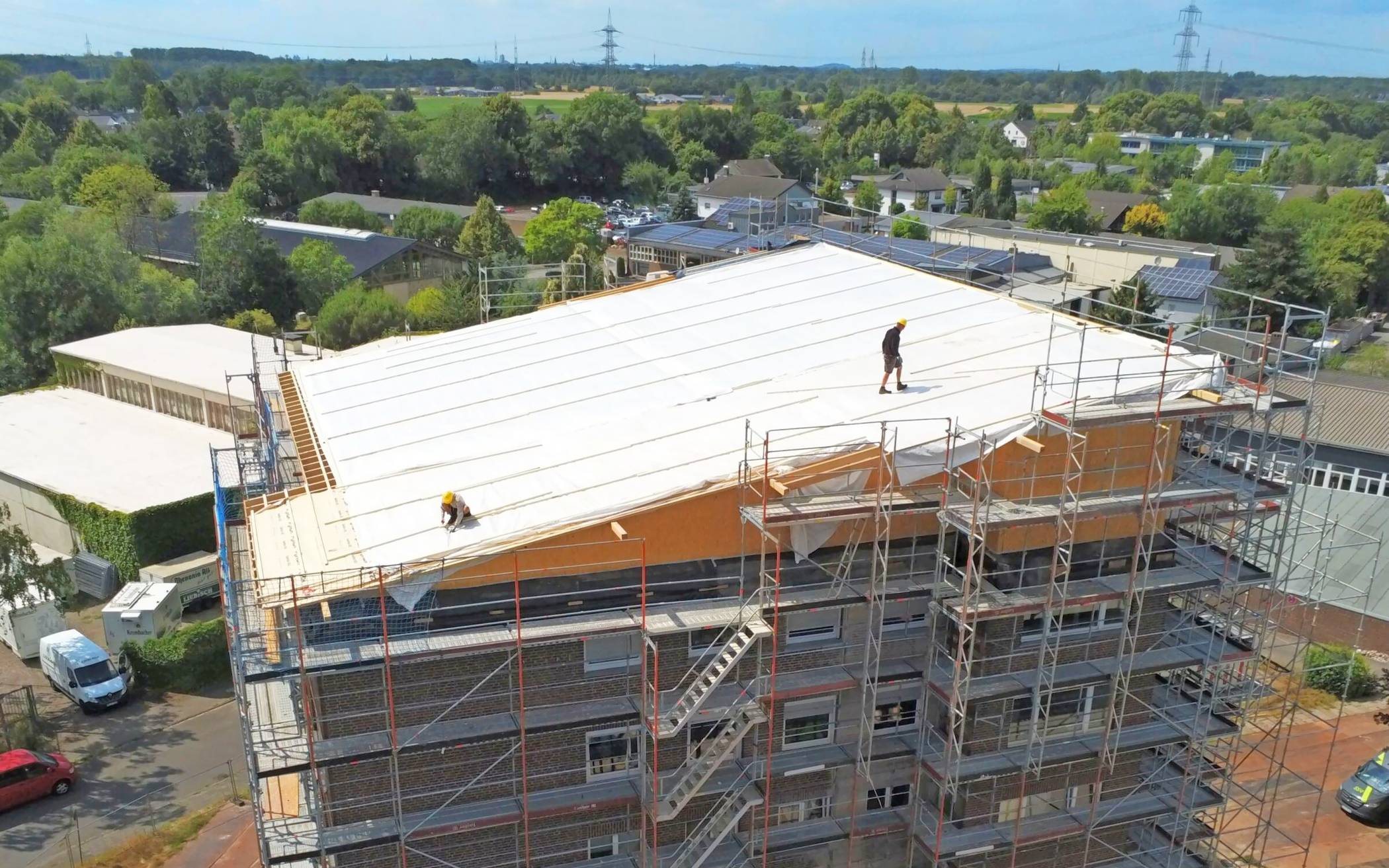  Drohnenaufnahme zum GWG-Projekt „Sanierung und Modernisierung eines Mehrfamilienhauses In der Loh 35 in Meerbusch-Lank“.   