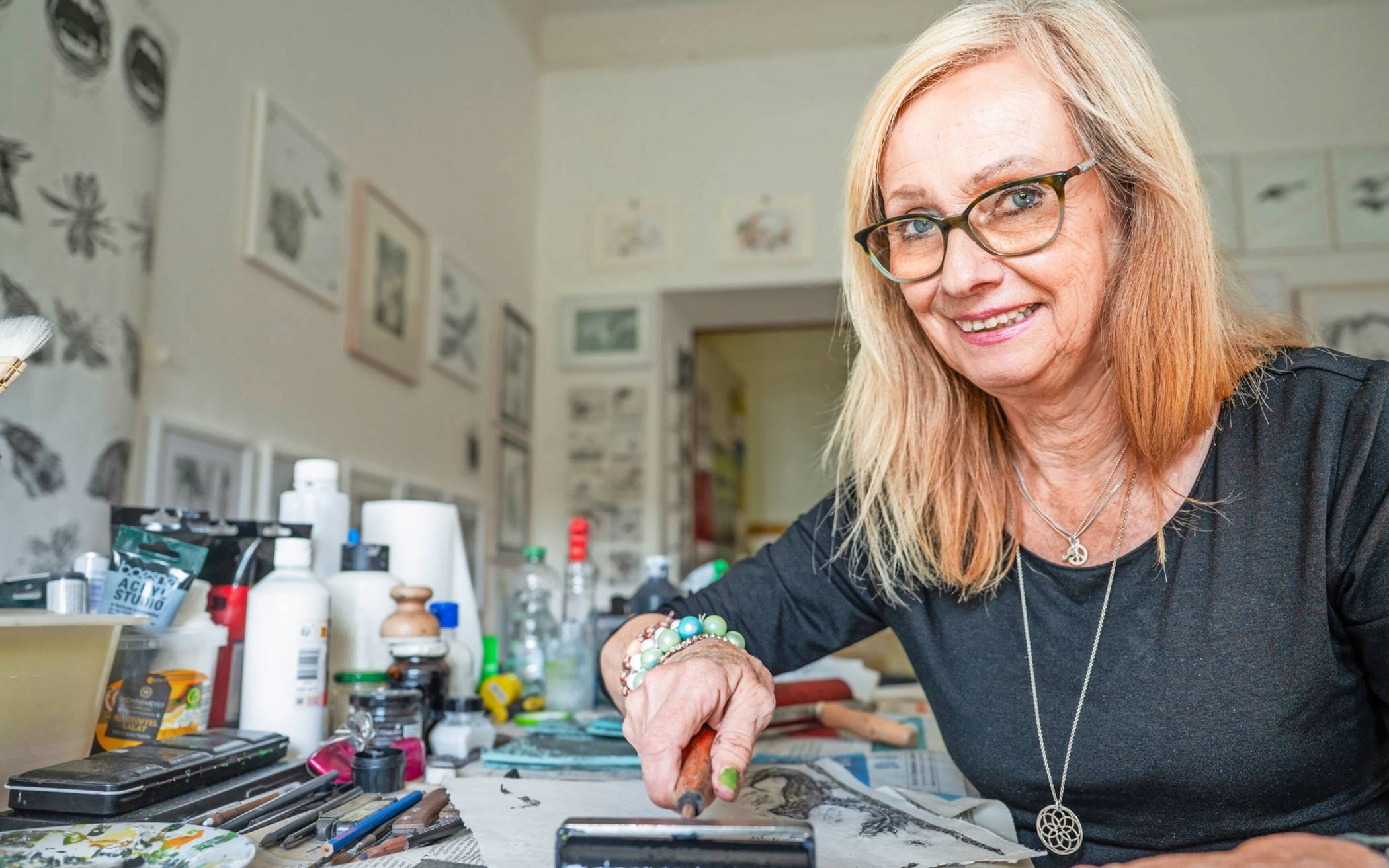 Cornelia Schweinoch-Kröning am Werk in ihrem Atelier im KFZ in Duisburg-Rheinhausen.  
