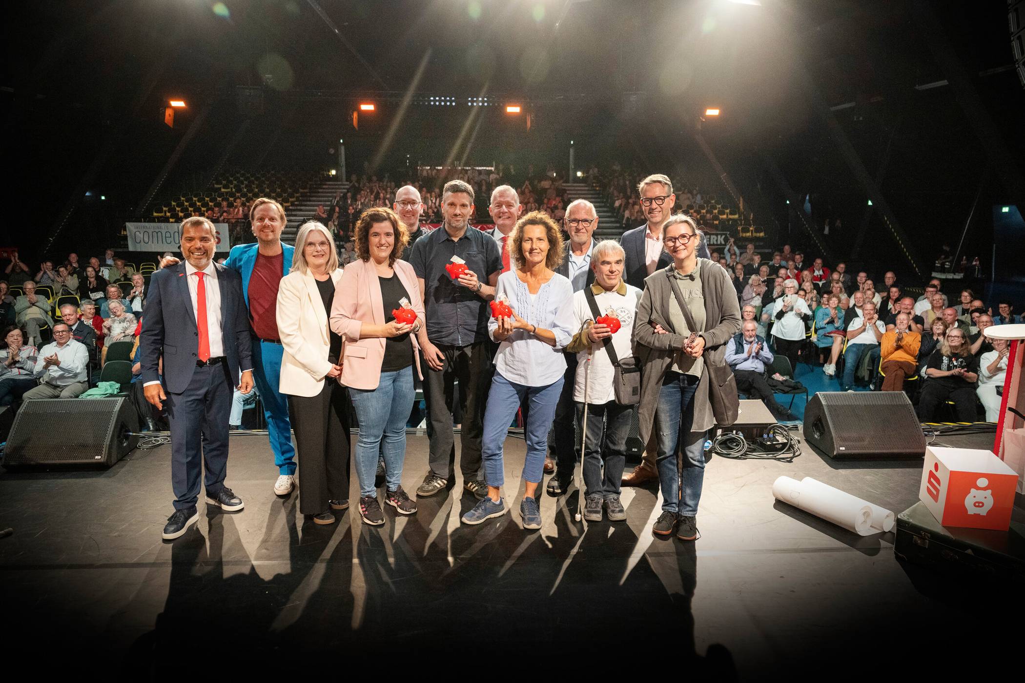 Rund 500 Ehrenamtliche waren zum Vereinsfrühschoppen der Sparkasse am Niederrhein in die Festivalhalle gekommen und genossen einen bunten Mix aus Comedy, Vereinstalk und der Ziehung von Extra-Spenden. Das Bild zeigt (v.l.): Giovanni Malaponti, Patrick Nederkoorn, Claudia van Dyck, Mareike Filzmoser (Förderverein Kindergarten Orchideenstraße), Heiner Binn und Peter Wilbert (Turnverein Utfort-Eick), Bernd Zibell, Sabine Meyer-Glitza und Frank Liebert (Bücherei Meerbeck), Eric Klumb und Manuela Zaitz (Blinden- und Sehbehindertenverein) und Ingo Brohl.