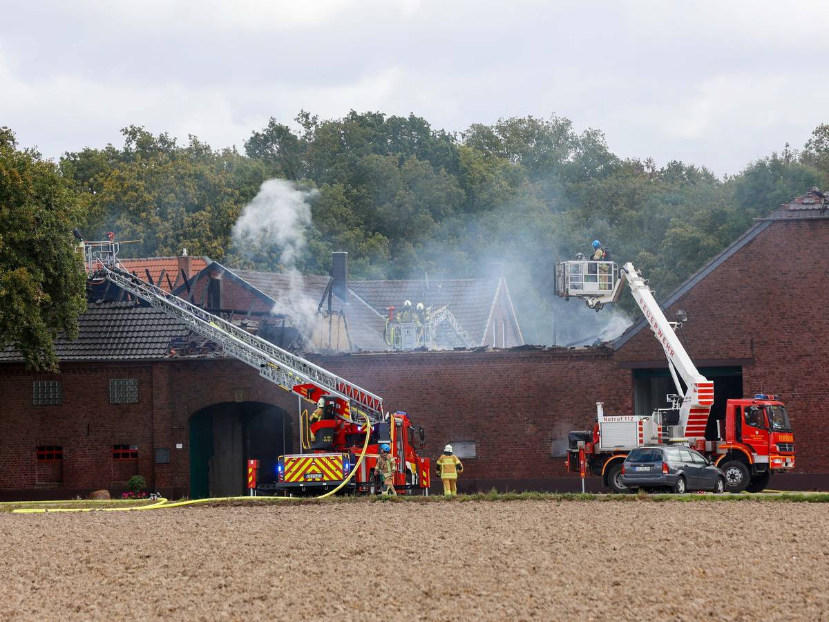 Großbrand in Scheune: Feuerwehr Tönisvorst im Großeinsatz
