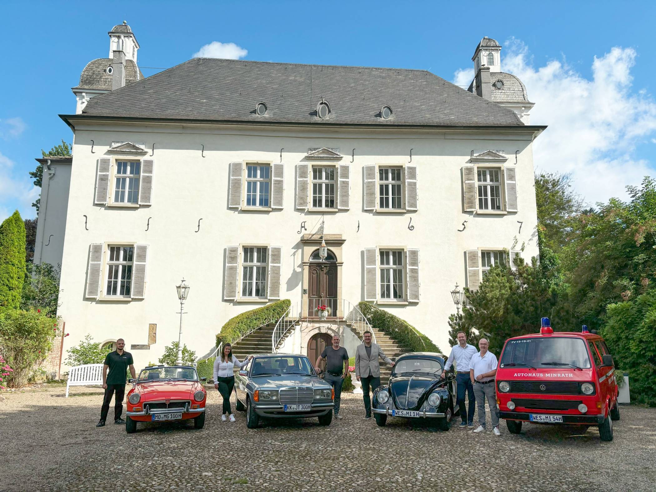 Freuen sich auf das Old- und Youngtimer-Treffen auf Schloss Lauersfort am 3. Oktober (v.l.n.r.): Kevin Eickmans vom Autohaus Minrath, Alicia Weidenfeld von Moers Marketing, Thomas Severin vom Schloss Lauersfort, Michael Kersting von Moers Marketing sowie Jens Schlafke und Thomas Borusiak vom Autohaus Minrath.