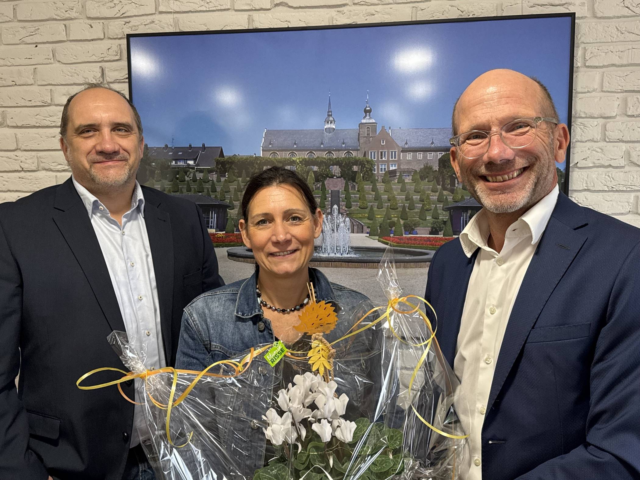 Der erste Beigeordnete Dr. Christoph Müllmann (rechts) begrüßt die neue Schulleiterin Katrin Burchartz-Schiel (Mitte), links Peter Friedhoff (stellvertretende Amtsleitung Amt für Schulen, KITAs und Sport). 