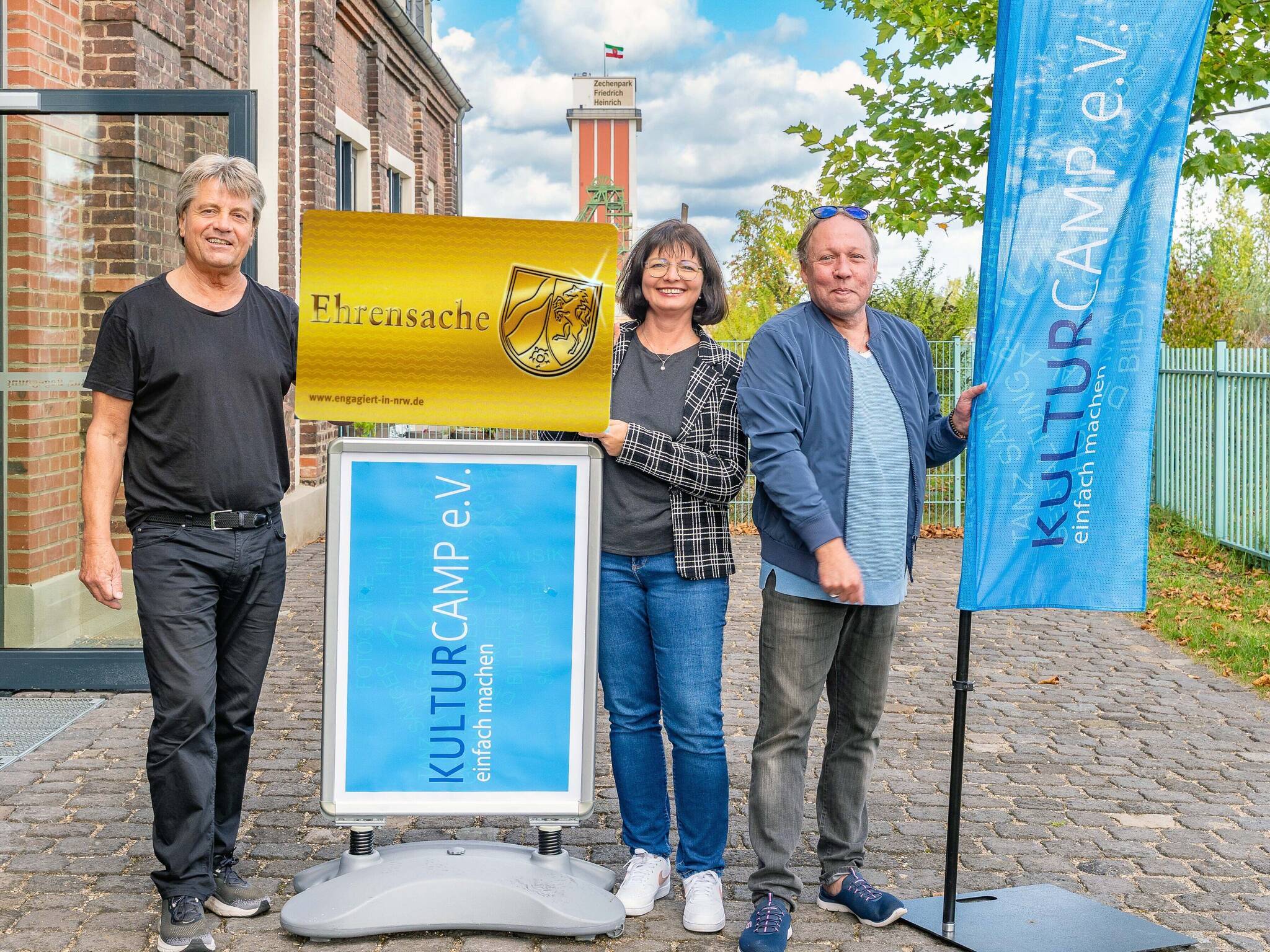 Die Freiwilligenagentur KALI AKTIV der Stadt Kamp-Lintfort freut sich, zwei weitere Akzeptanzpartner für die Ehrenamtskarte NRW in Kamp-Lintfort begrüßen zu dürfen (v.l.): Christian Büttner (KulturCamp e.V.), Lilli Heisler (KALI AKTIV) und Frank Reinert (Frank Reinert Media &amp; Fotografie).