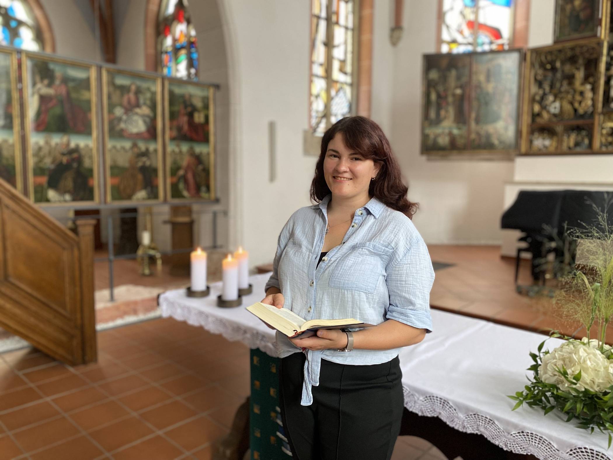 Laura Wittig in der Ökumenischen Nikolaus-Kirche in Orsoy, in der sie auch ordiniert wird.