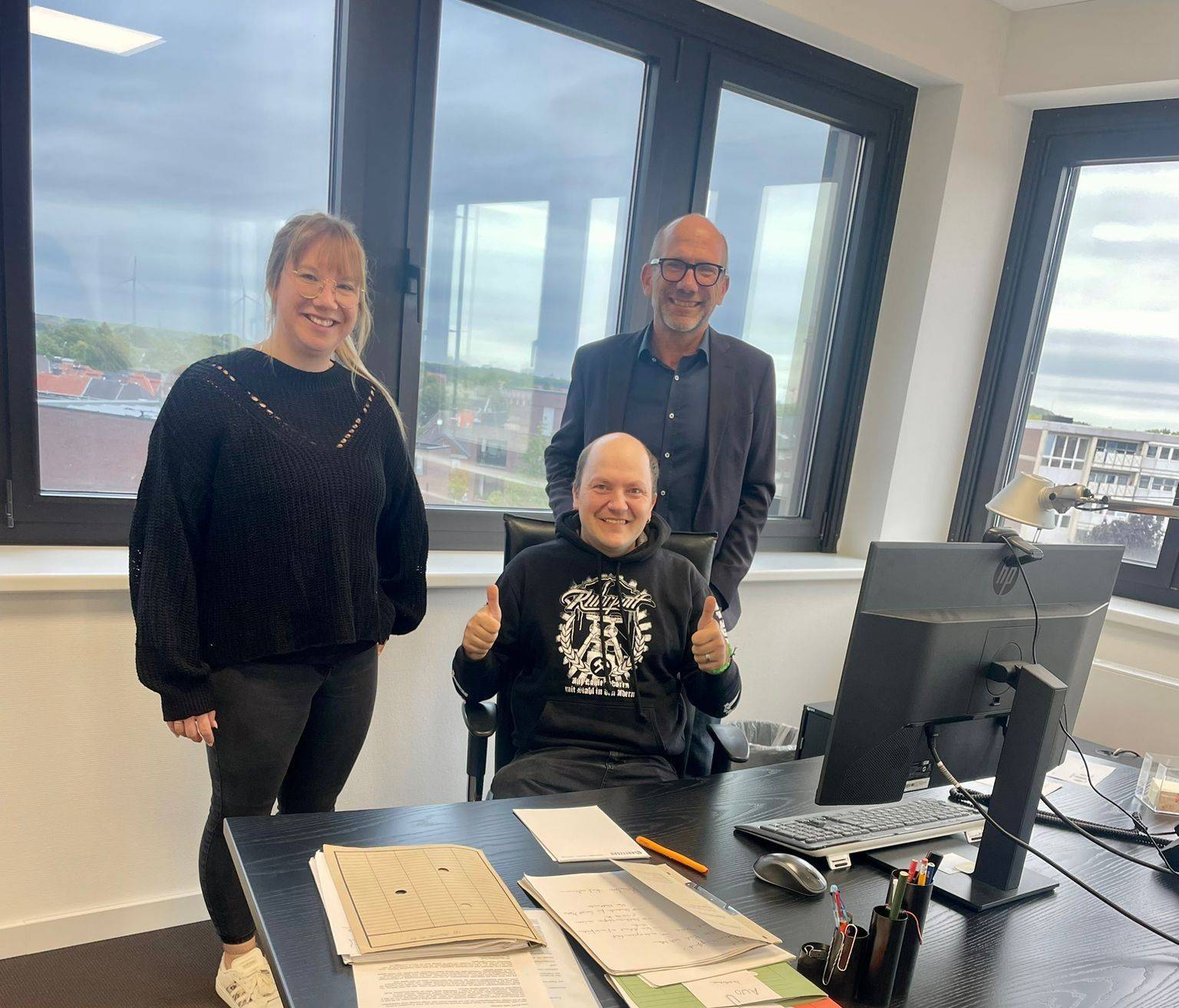 Voller Freude sitzt Patrick Weggen im