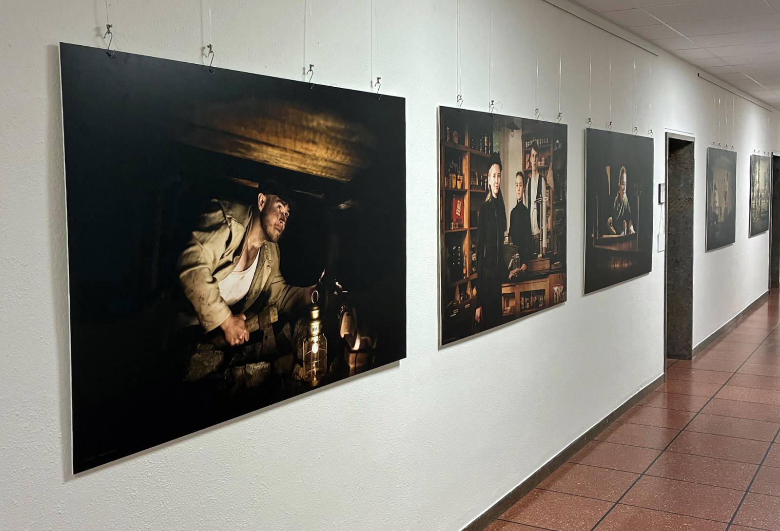  „Mein Leben vor 150 Jahren“ – die Fotoausstellung von Schülerinnen und Schülern der Oberstufe der Gesamtschule Niederberg sind derzeit im Rathaus der Stadt Neukirchen-Vluyn, Hans-Böckler-Str. 26, zu sehen. 