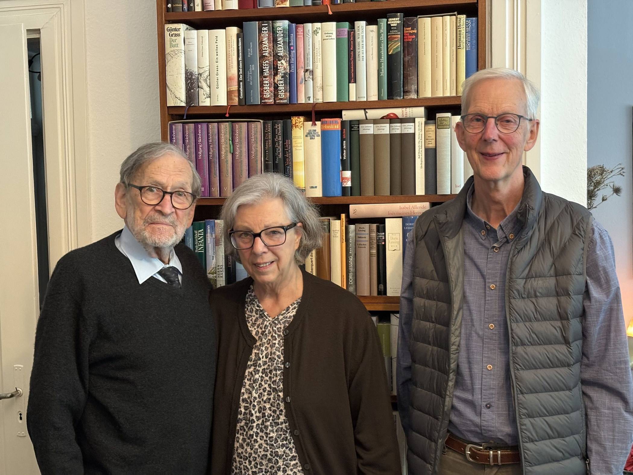 Regelmäßig besucht Lothar Schröder (r.) die Vietors in ihrer Wohnung. Inge und Friedemann Vietor sind sehr dankbar für seine Hilfe.