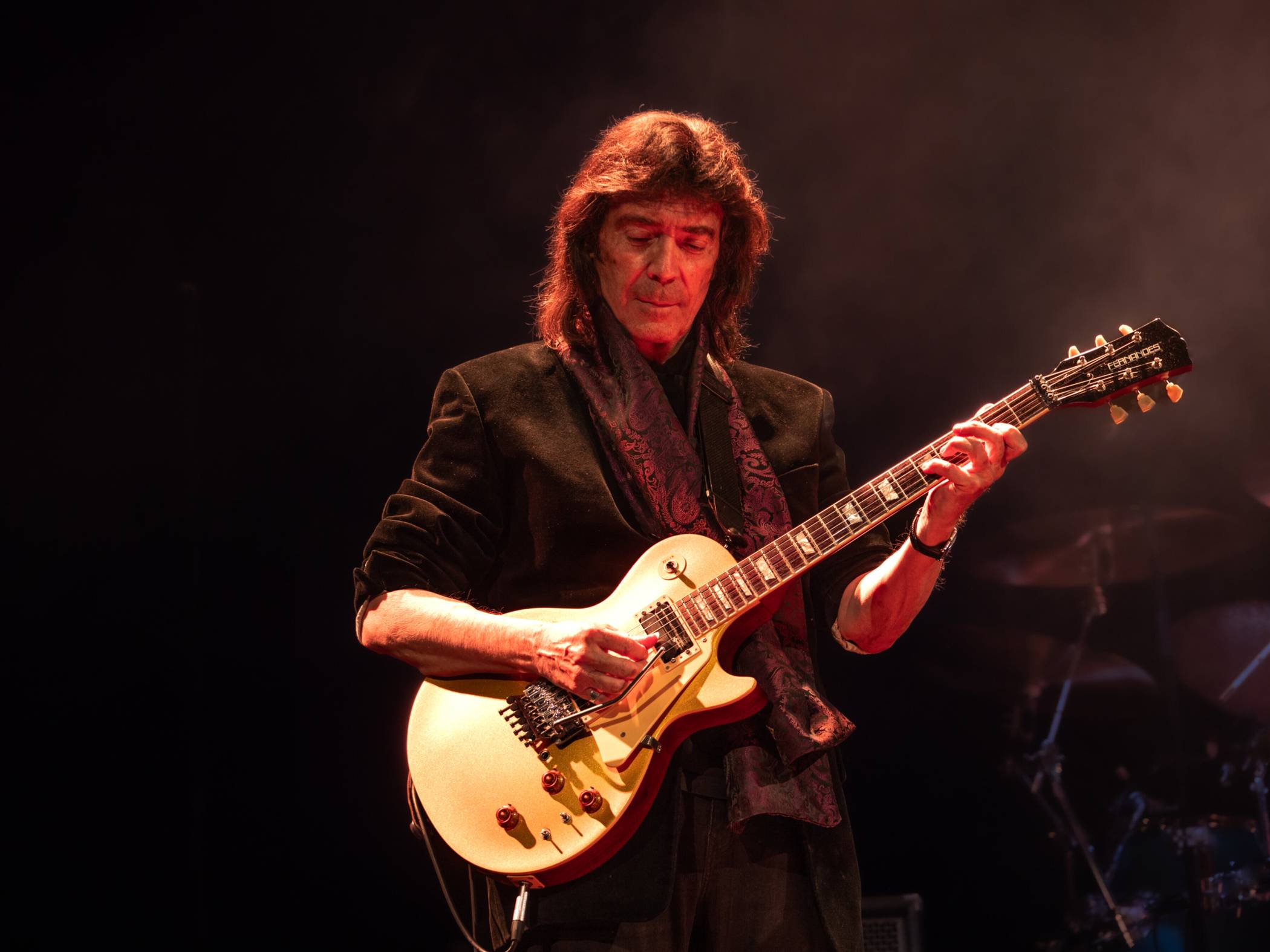 Steve Hackett begeistert mit unglaublichen Gitarrenriffs. Für das Konzert in Aachen hat er Genesis‘ Greatest Hits sowie seine Solo-Highlights im Gepäck.