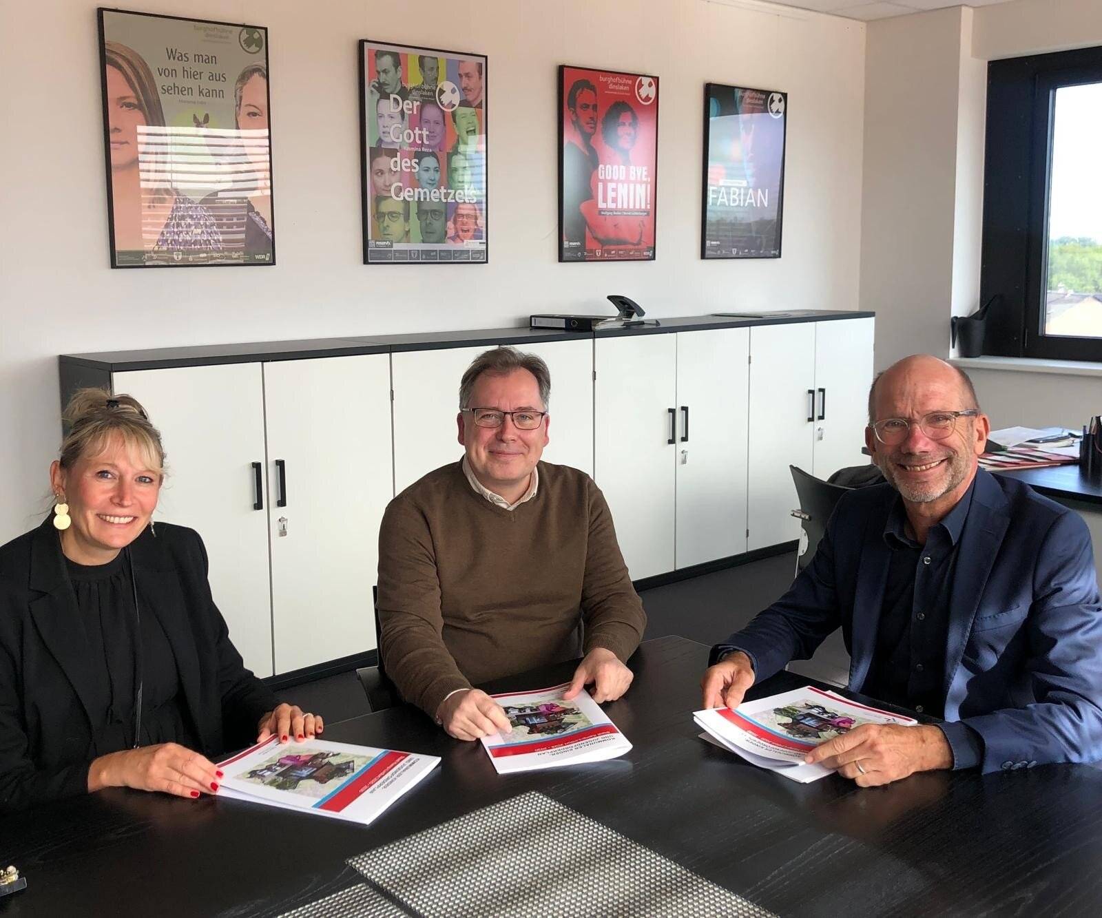  Sandra Schulz (Amtsleitung Jugendamt), Ralf Müller (Jugendförderung) und Dr. Christoph Müllmann (Erster Beigeordneter) 