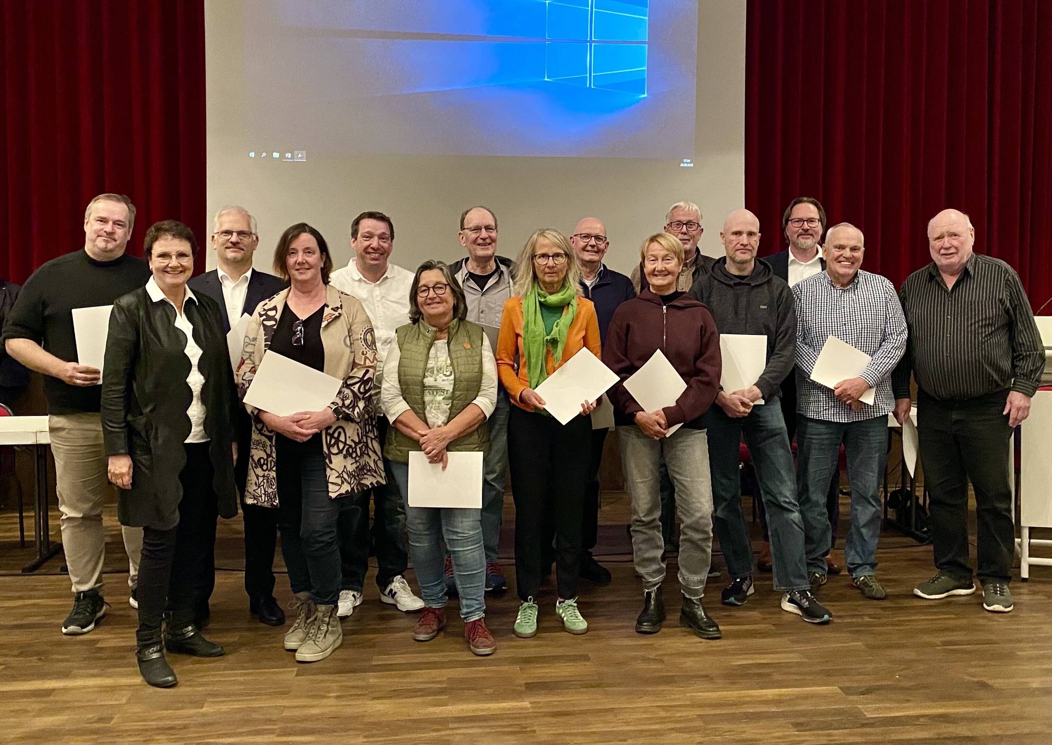 Die scheidenden Ratsmitglieder mit der stellvertretenden Bürgermeisterin Claudia Wilke (2.v.l.).