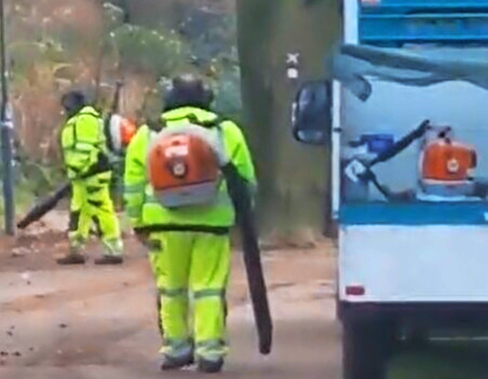 mags-Mitarbeiter blasen, was das Zeug hält: