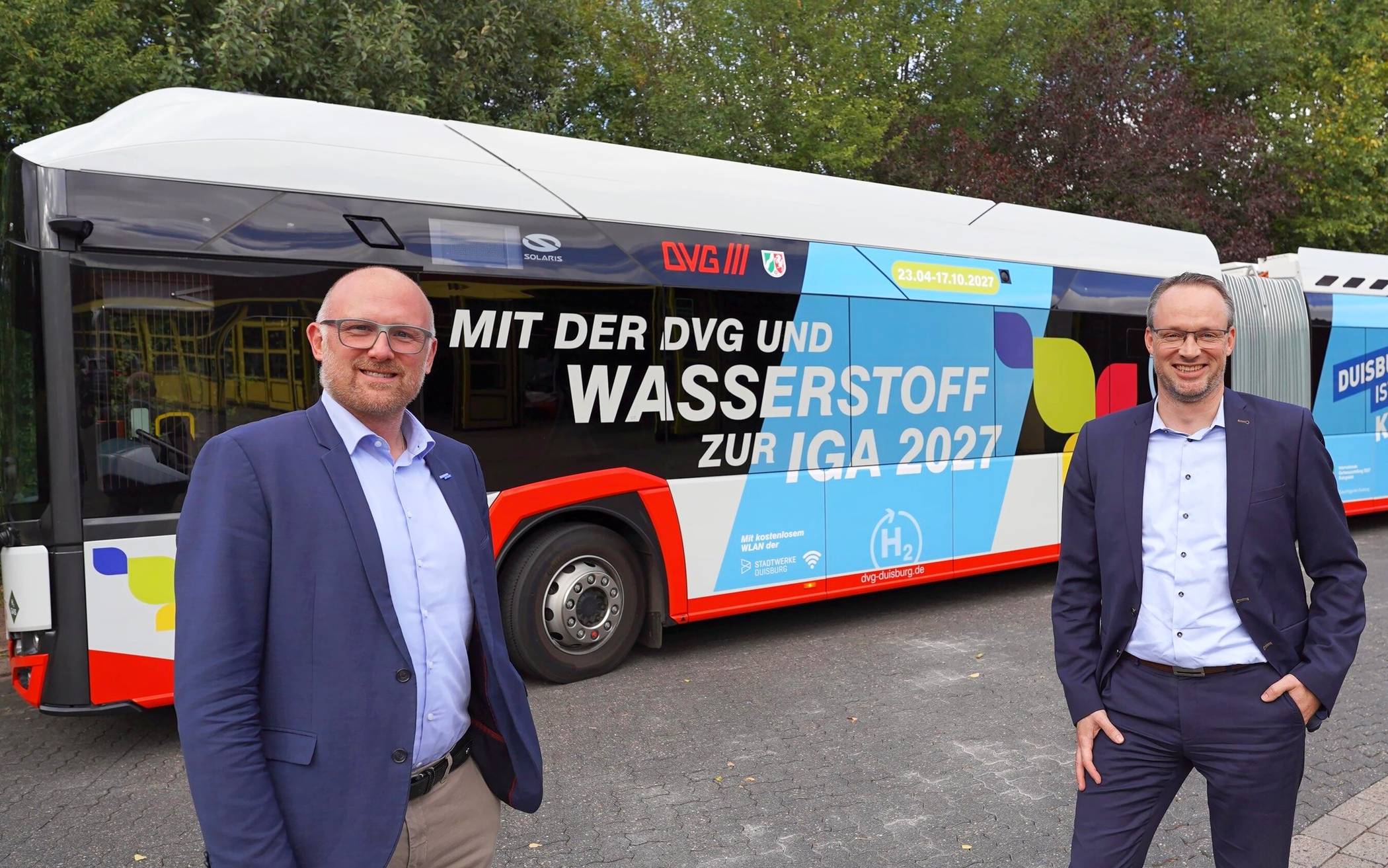 OB Sören Link und Andreas Gutschek vor dem neu gestaltetem Bus am Unkelstein 