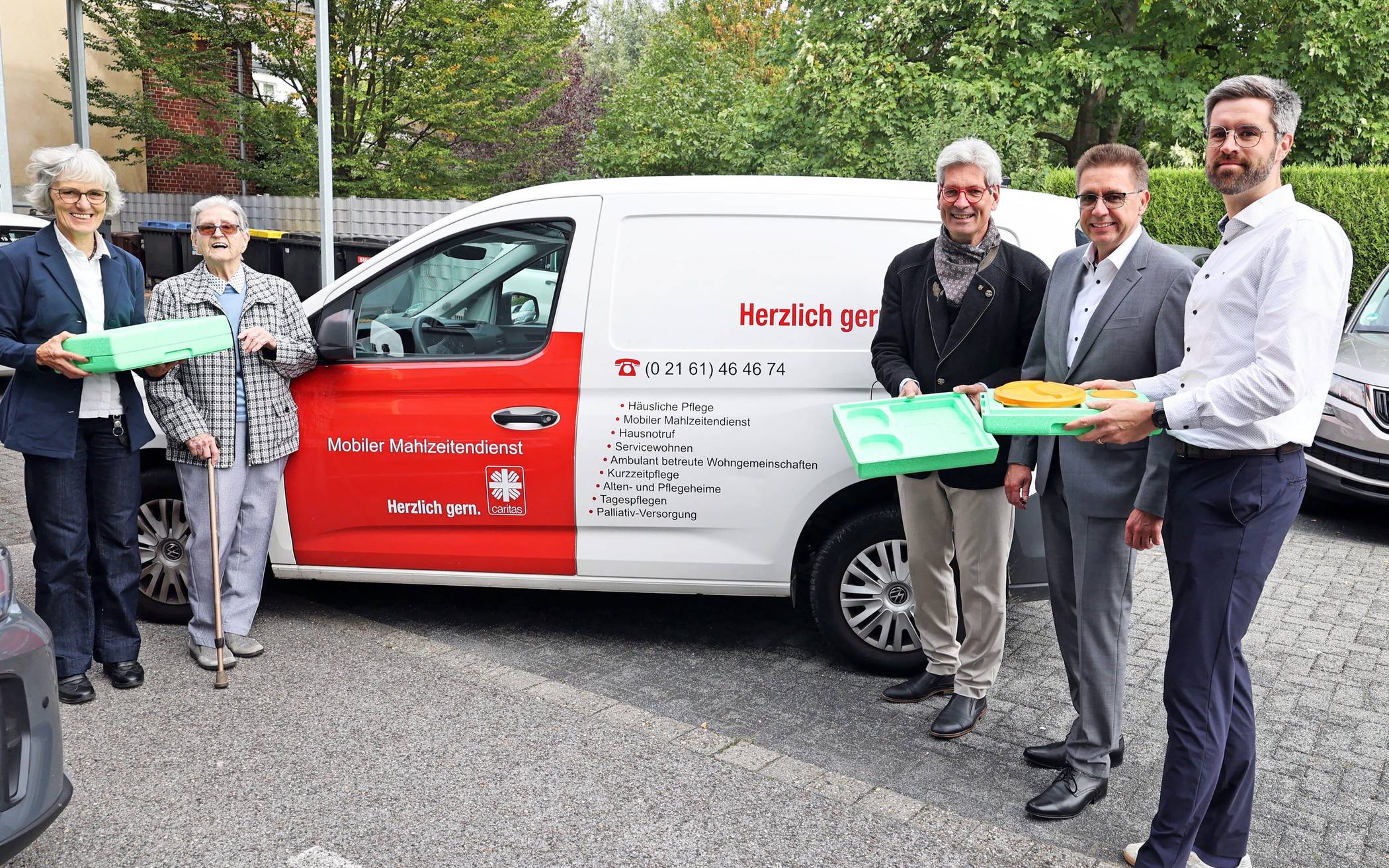  60 Jahre Mobiler Mahlzeitendienst: (v.l.) Hildegard van de Braak (Leiterin Soziales), Kundin Sibille Inderelst, Caritas-Vorstand Dr. Christof Wellens, Geschäftsführer Frank Polixa und Paul Hansen (Leiter des Mahlzeitendienstes). 